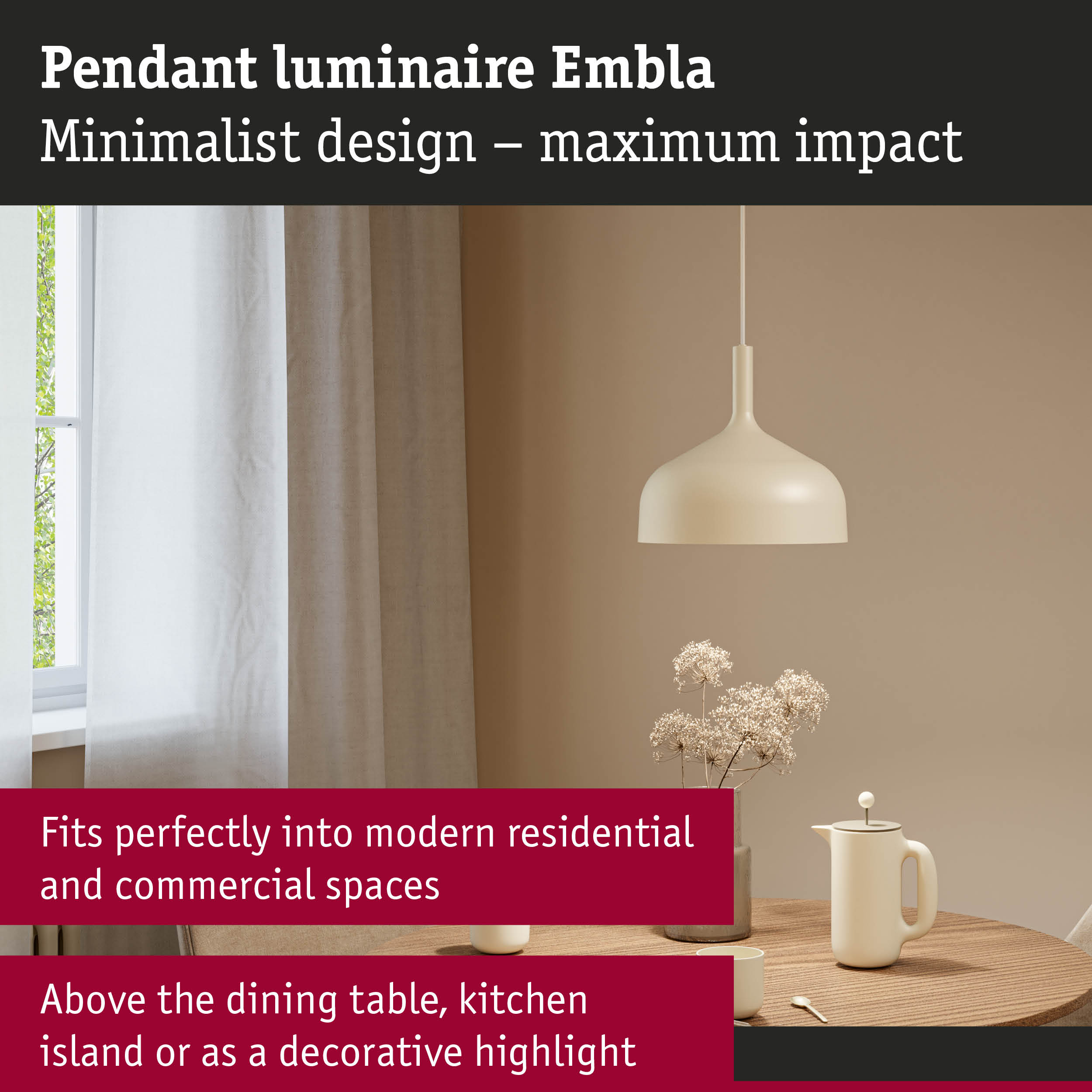 Biała lampa wisząca wisi nad drewnianym stołem z dzbankiem i kwiatami.