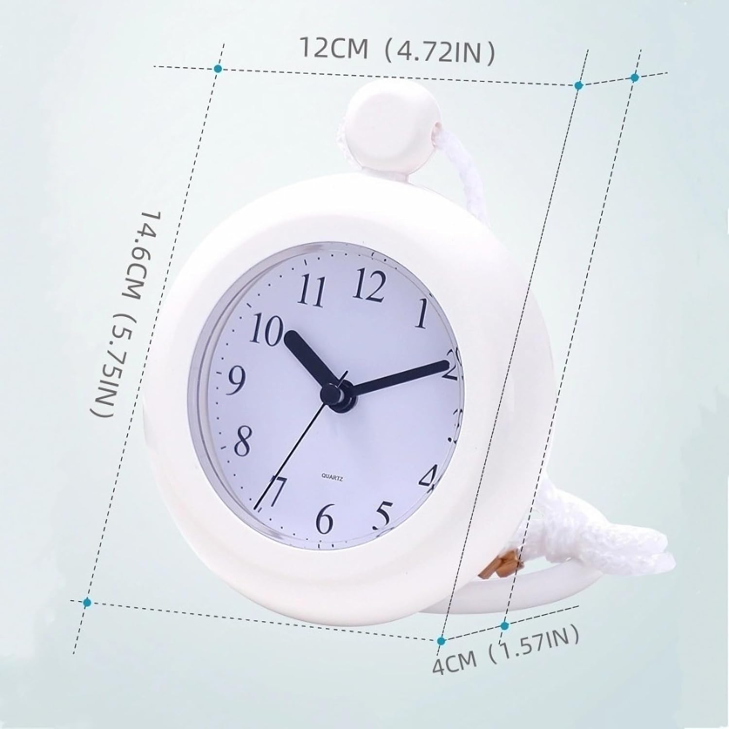 Weiße Wanduhr mit Saugnapf und Seil. Zeigt 10:09 Uhr an. Maße sind angegeben.