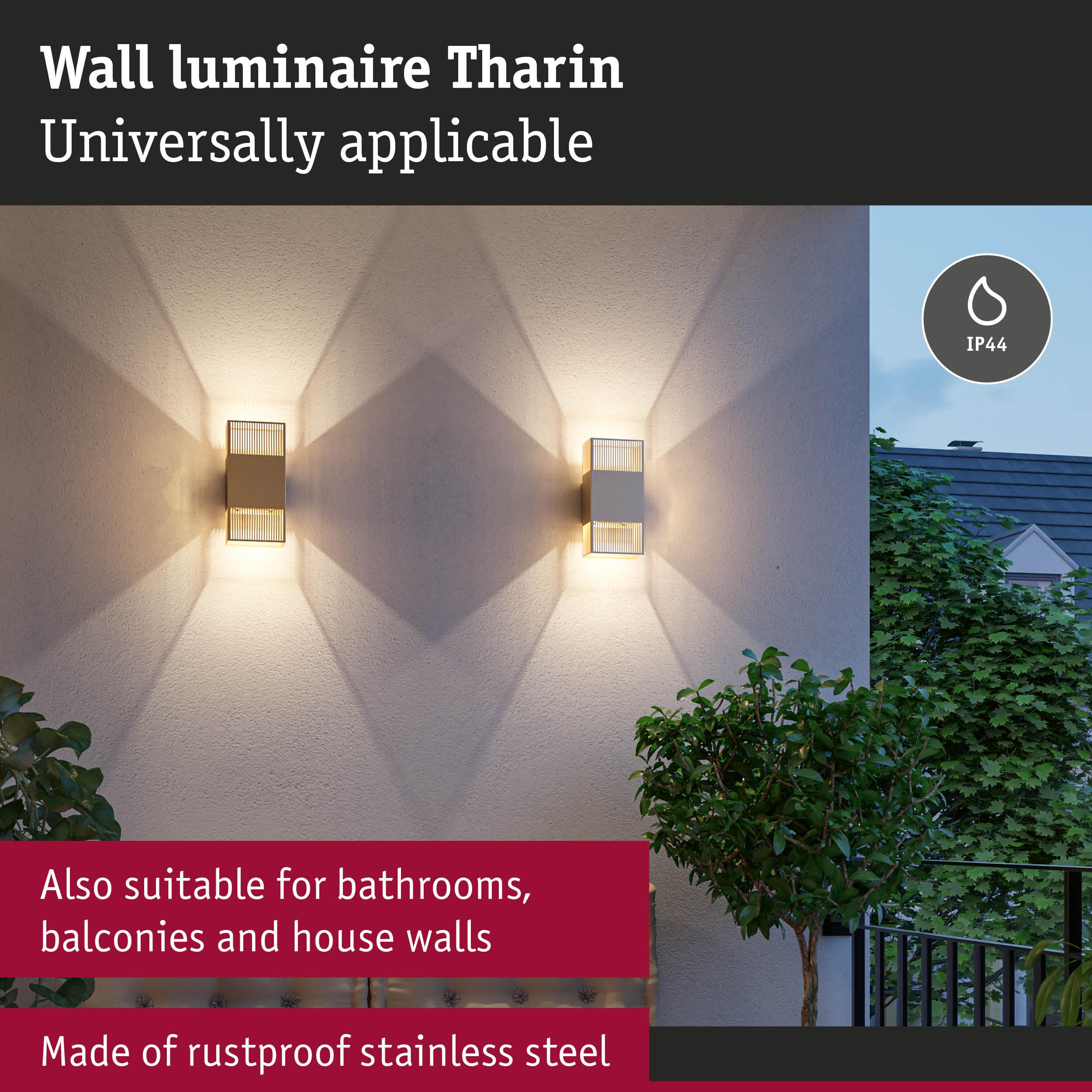 Dwa kinkiety oświetlają ścianę, rzucając cienie. Symbol IP44.