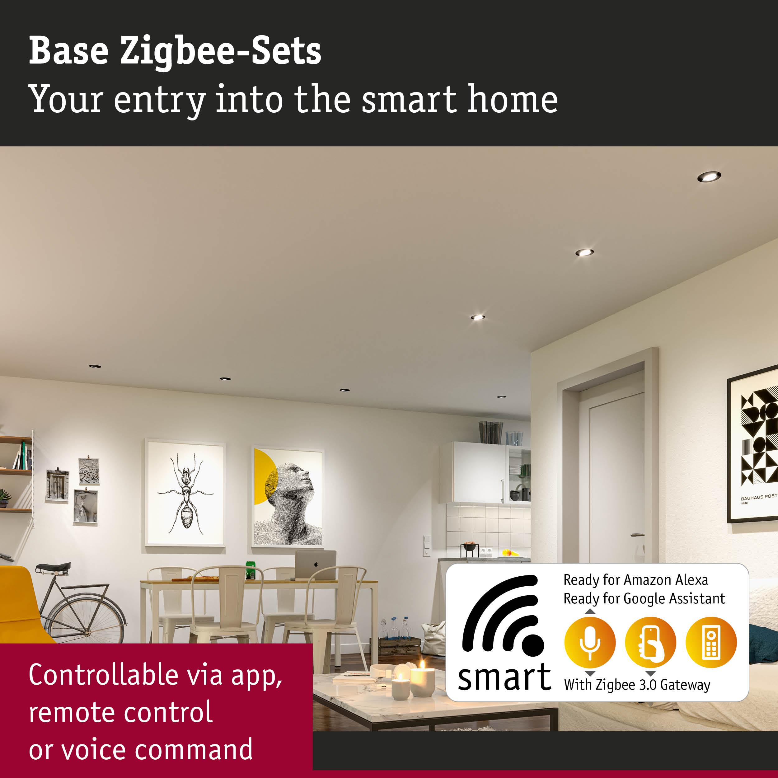 Nowoczesny salon ze sztuką i technologią smart home.