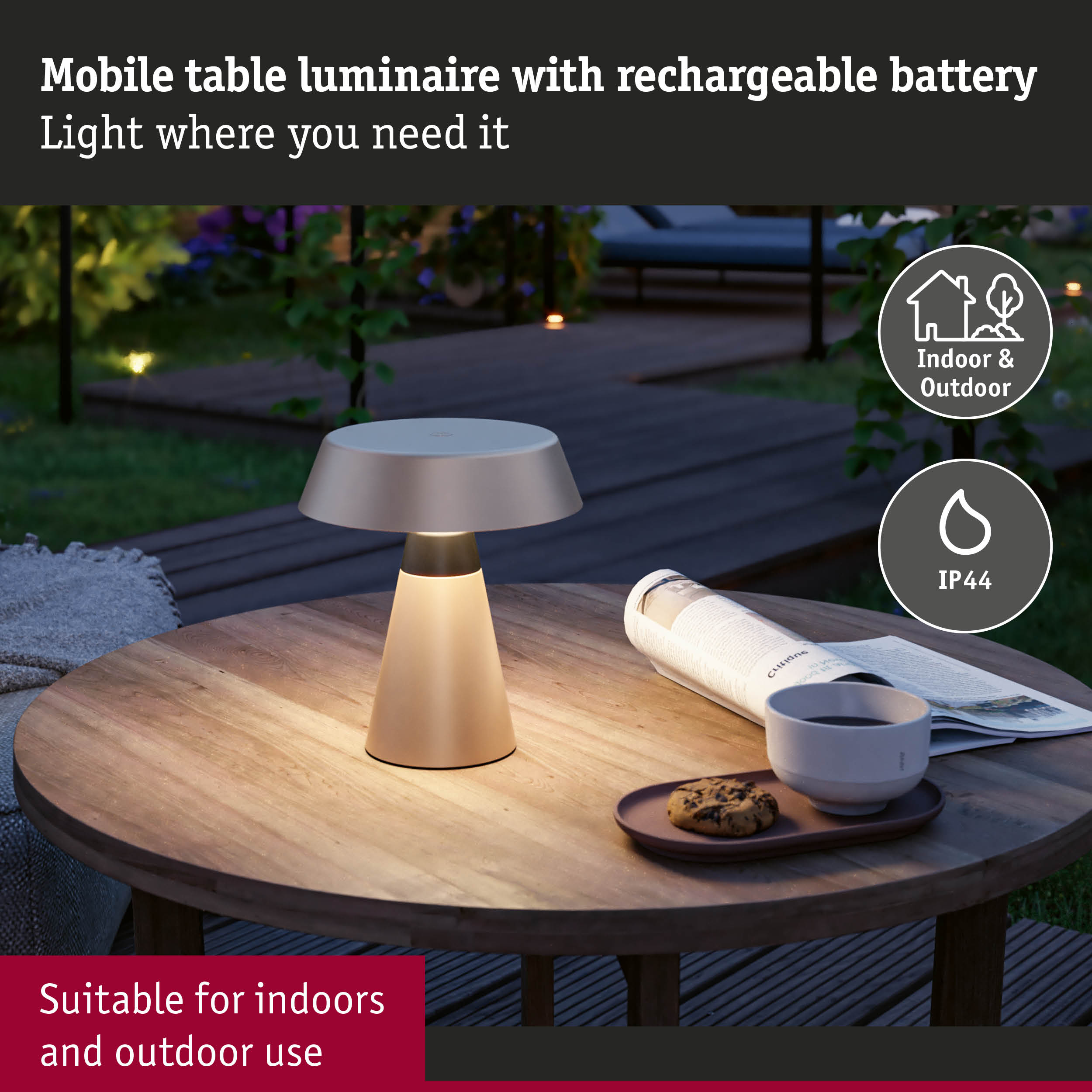 Złota lampa stołowa z gazetami i kawą na drewnianym stole na zewnątrz.