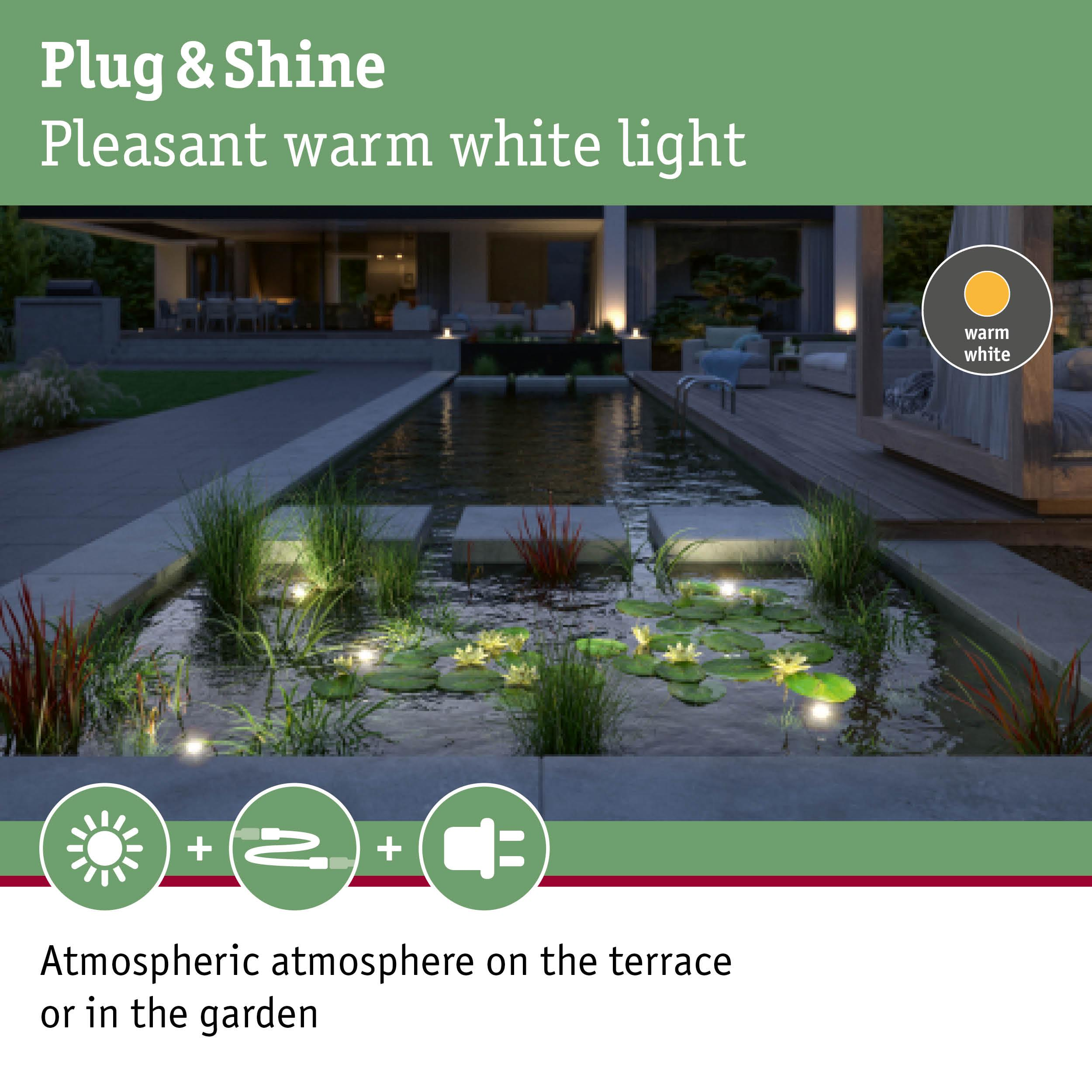 Ein moderner Garten mit Teich, Wasserelementen und Terrassenmöbeln bei Nacht.