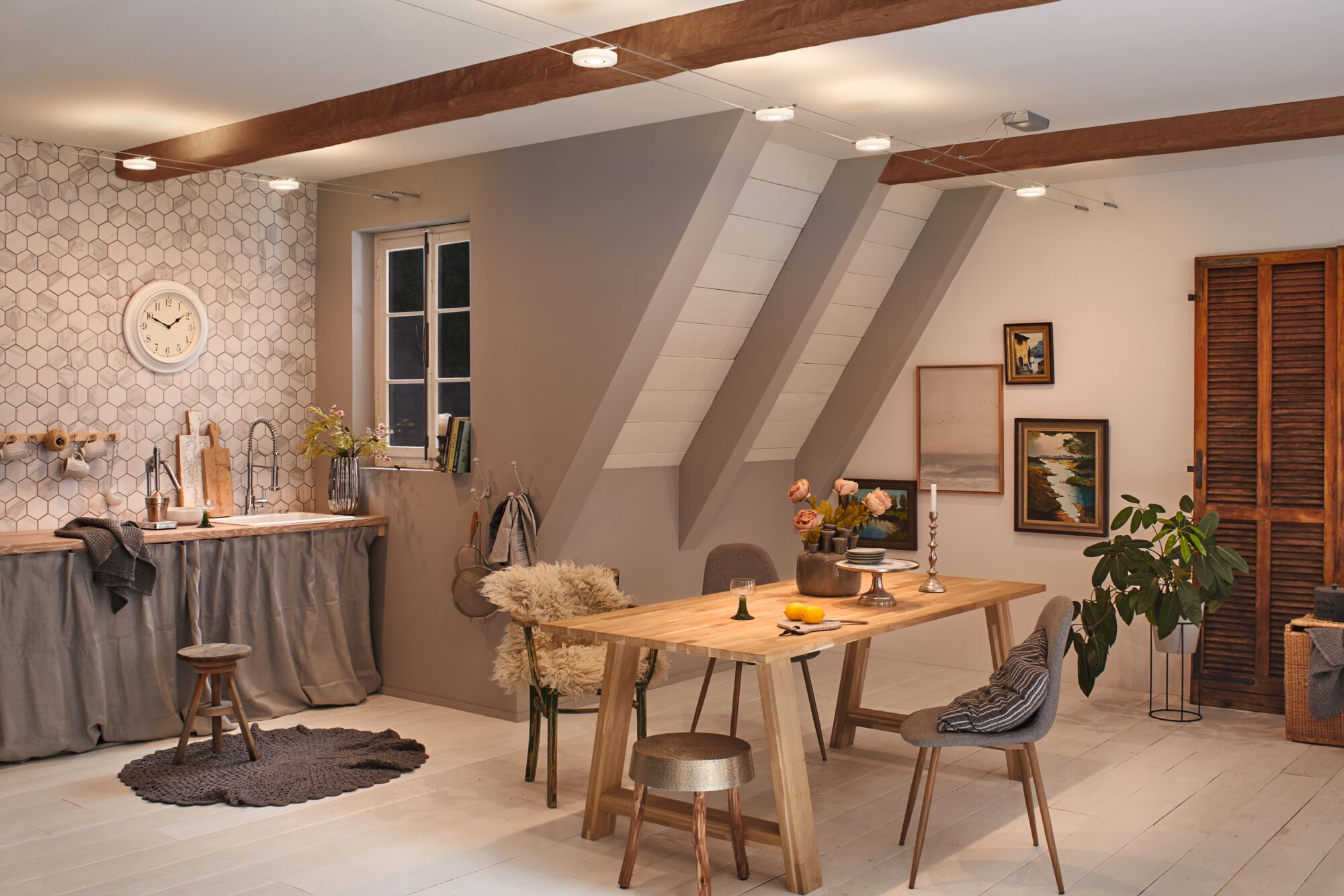 Jadalnia ze stołem drewnianym, krzesłami, aneksem kuchennym i oknami.