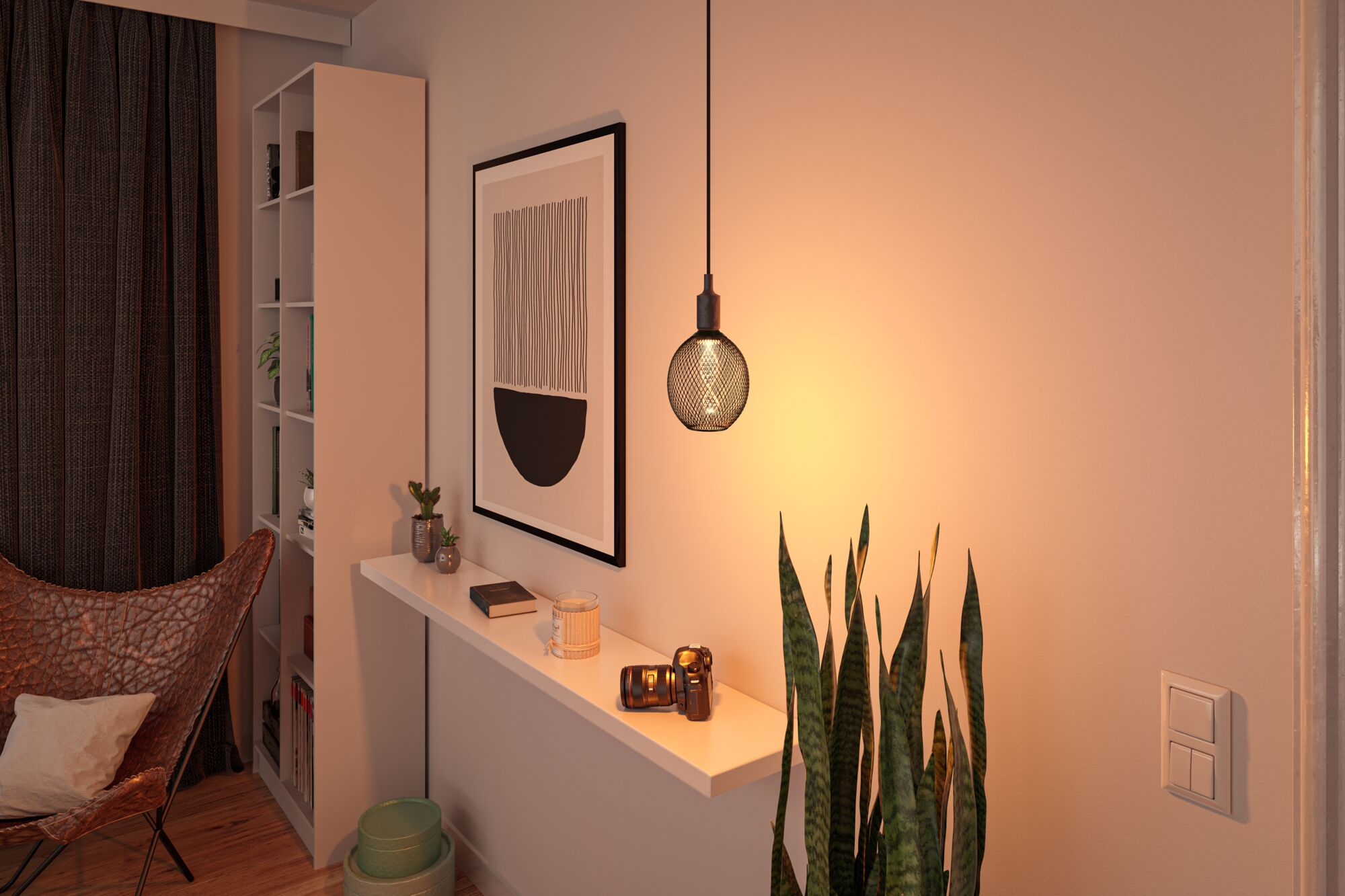 Salon z brązowym skórzanym fotelem, regałem i lampą wiszącą.