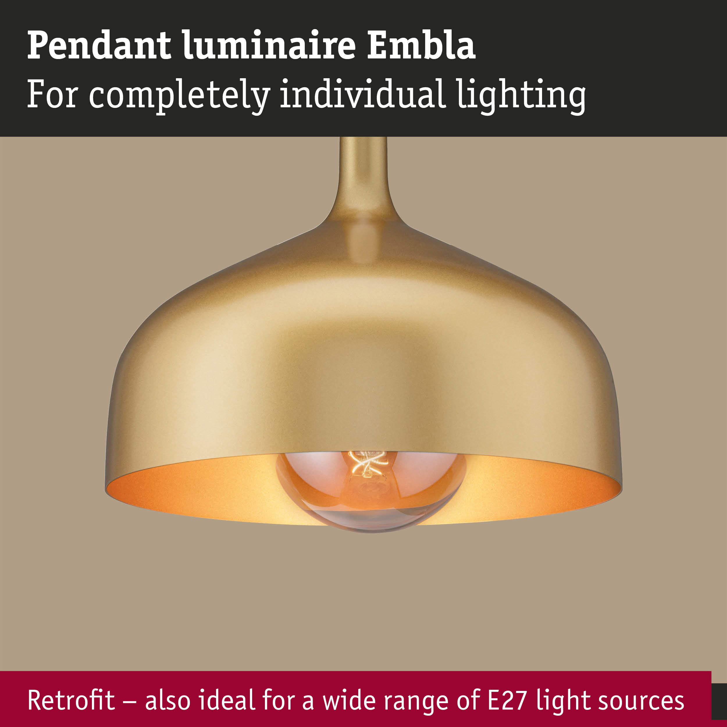 Złota lampa wisząca z widoczną żarówką na neutralnym tle.