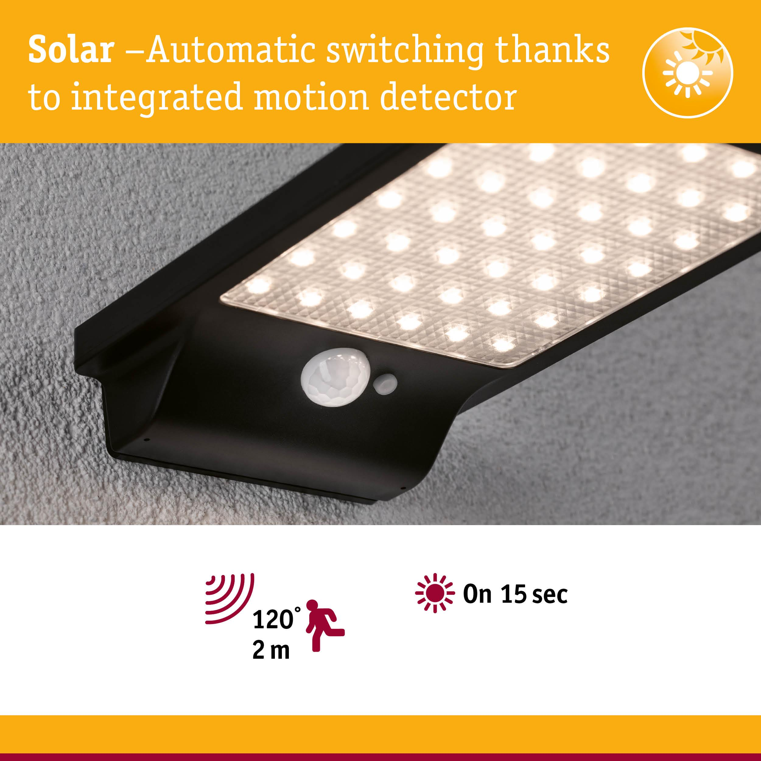 Schwarze Solarleuchte mit Bewegungsmelder an Wand. LEDs leuchten hell.