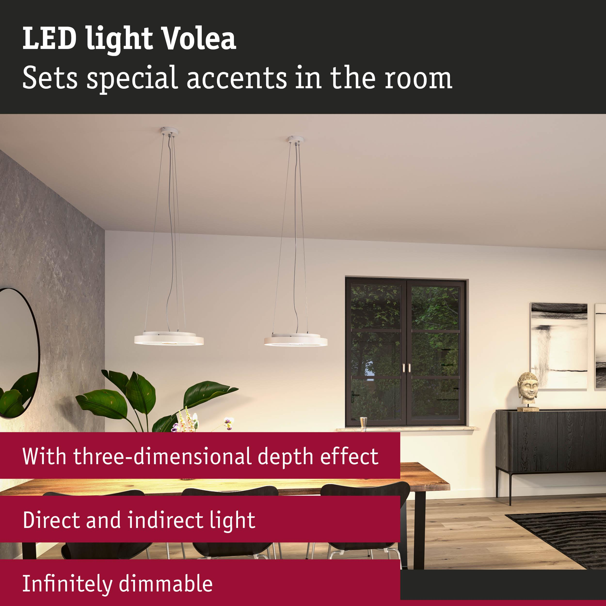 Nowoczesna jadalnia z lampami wiszącymi, drewnianym stołem i czarną komodą.