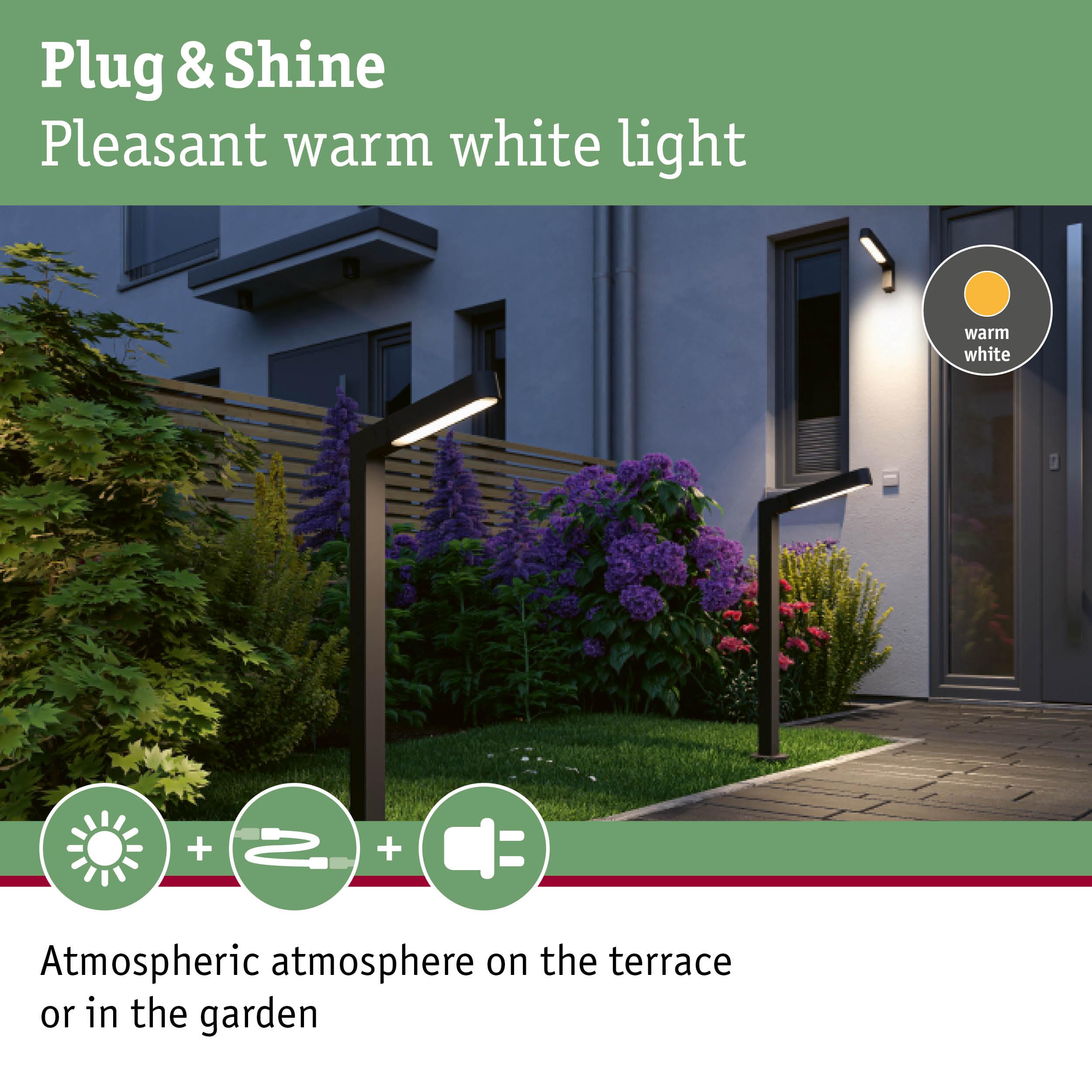Gartenleuchten mit warmweißem Licht vor einem Haus mit Büschen.