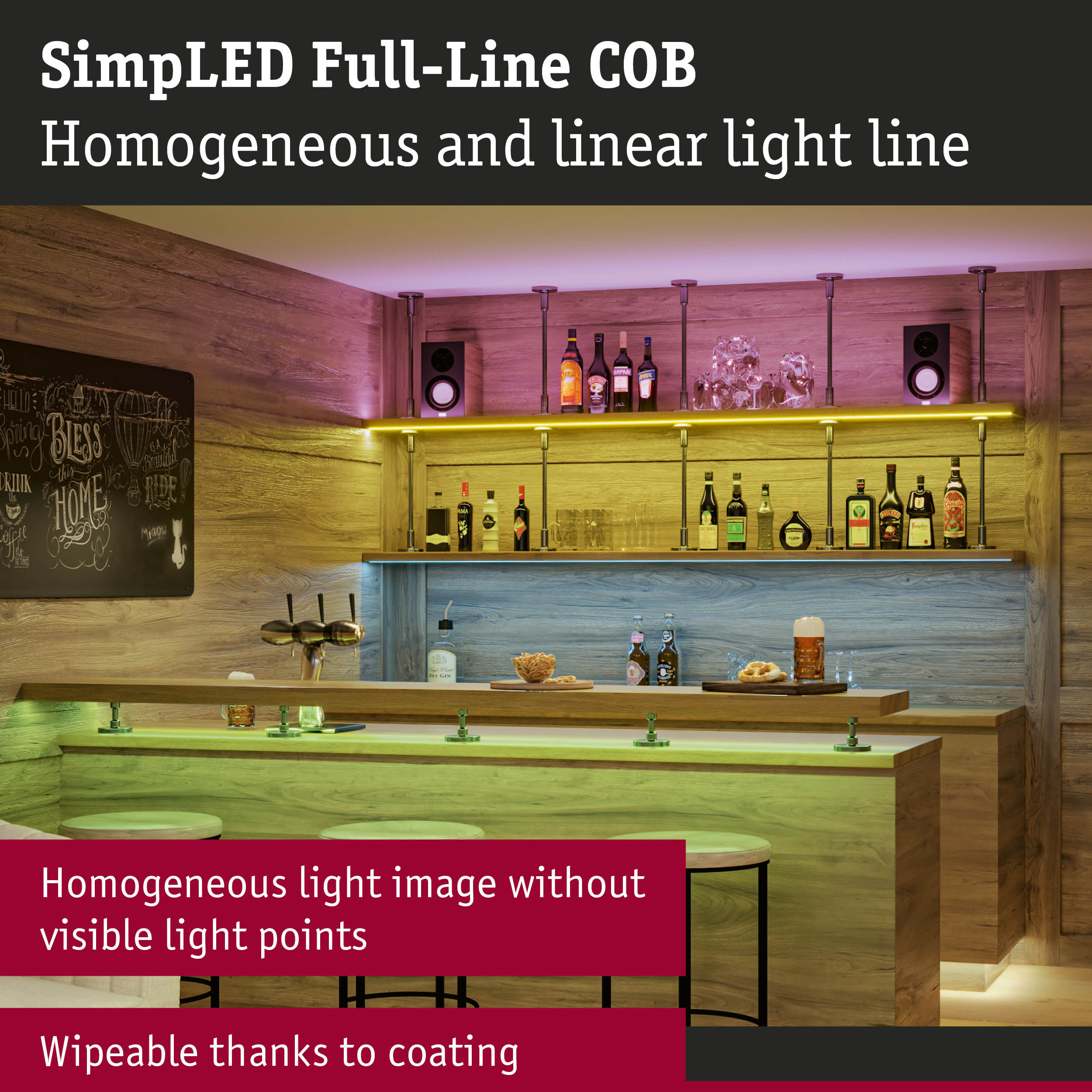 Bar z drewnianą boazerią, butelkami, szklankami i światłami.