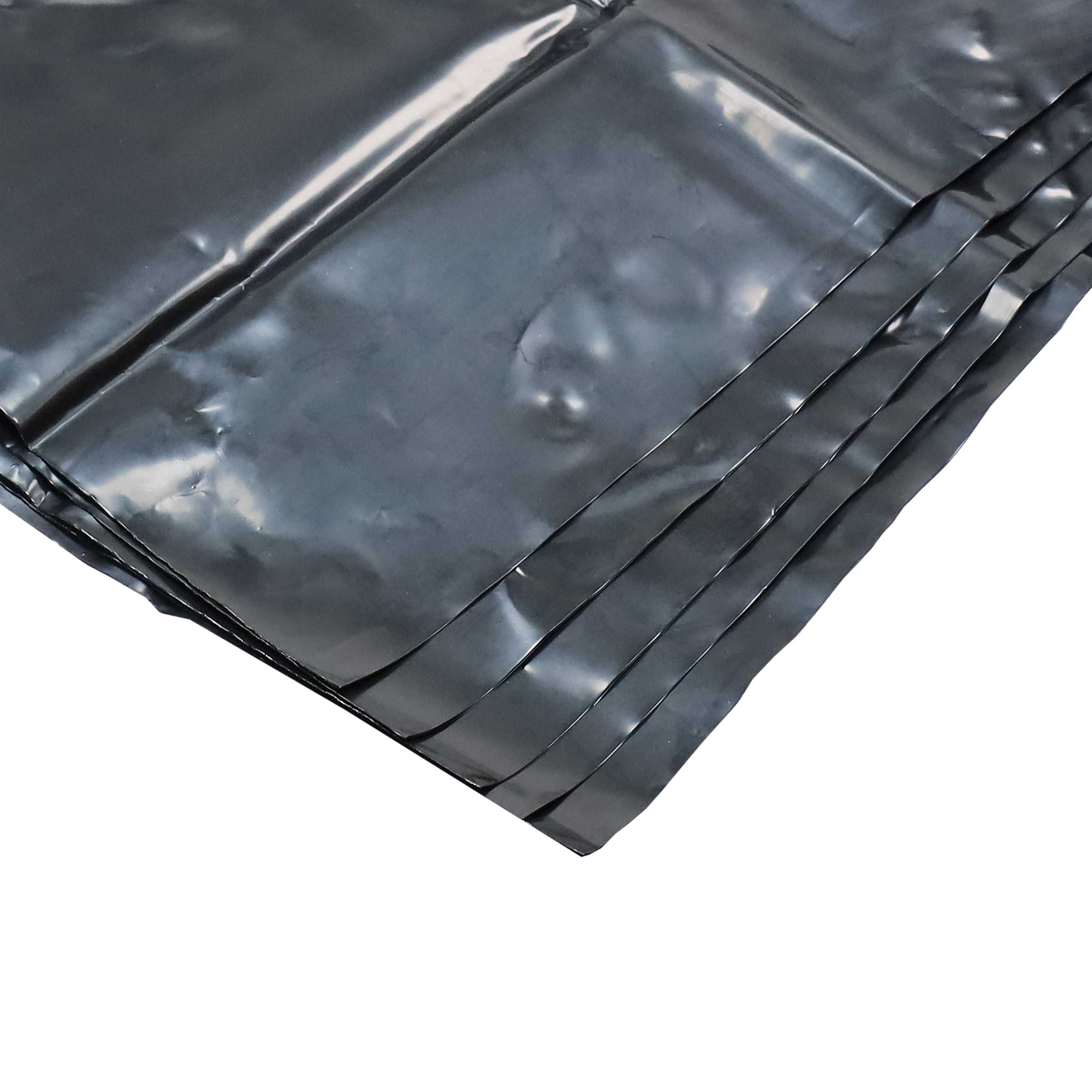 Stapel von schwarzen, glänzenden Plastikfolien mit Falten und Beulen.