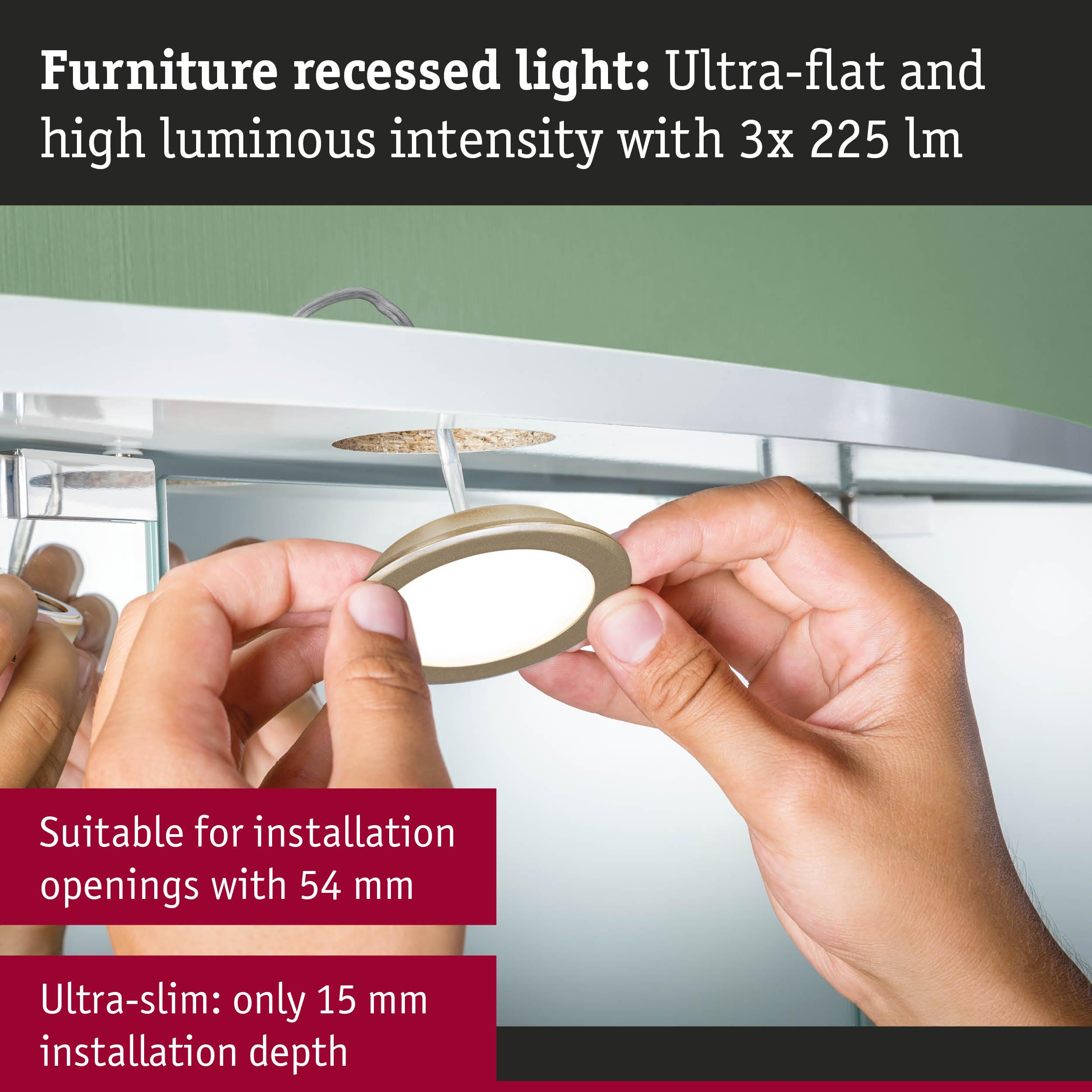 Ręce montujące płaskie, okrągłe światło wpuszczane w drewniany panel.