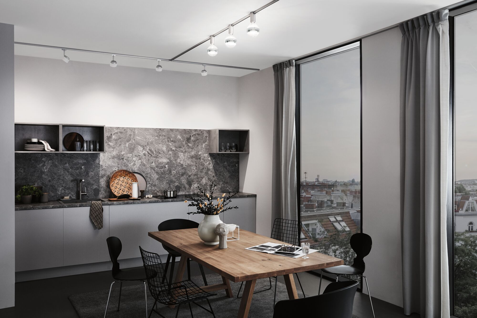 Moderne Küche mit Essbereich, Holztisch, Stühlen und Stadtblick.