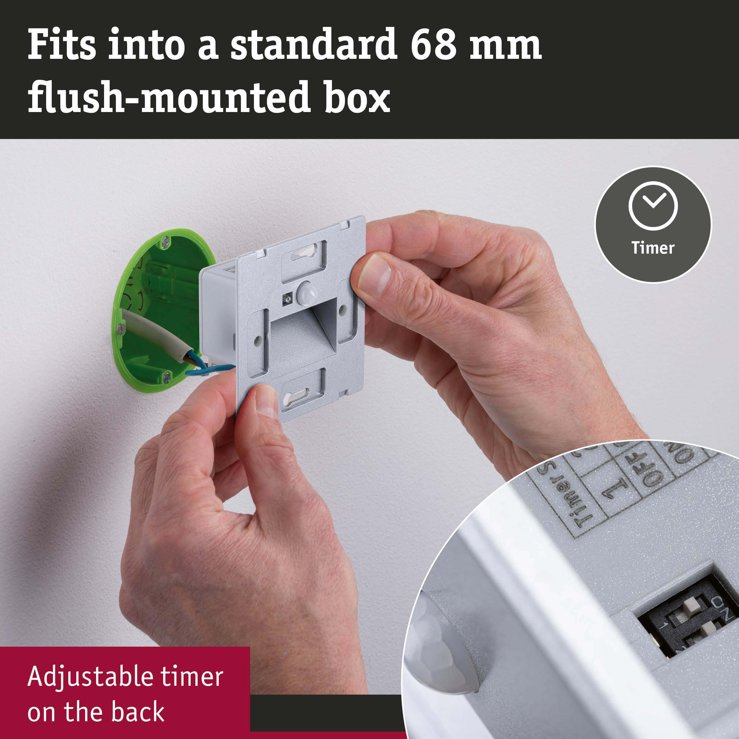 Mani che installano un timer in una scatola da incasso verde. Primo piano degli interruttori del timer.