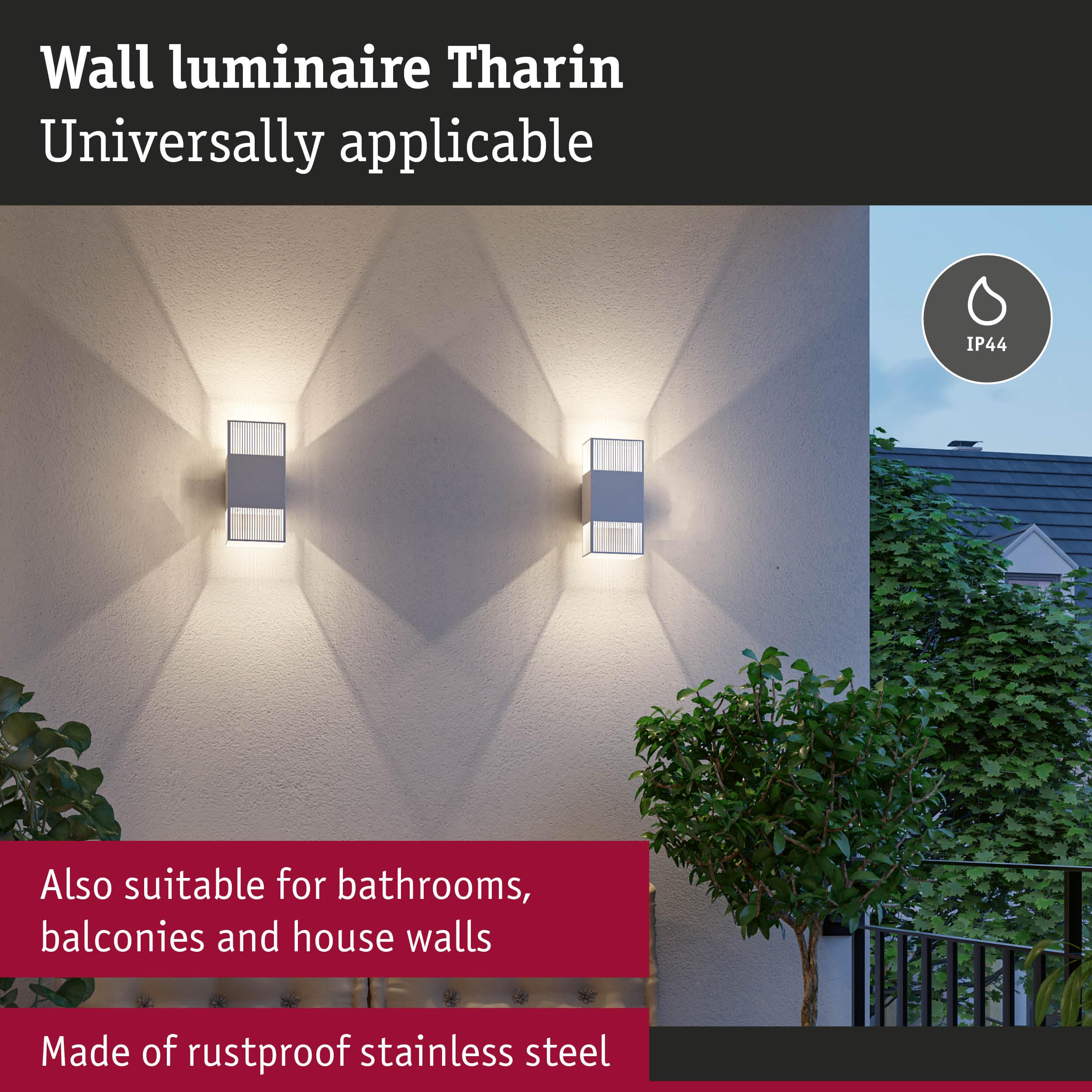 Zwei moderne Wandleuchten beleuchten eine strukturierte Wand. IP44.