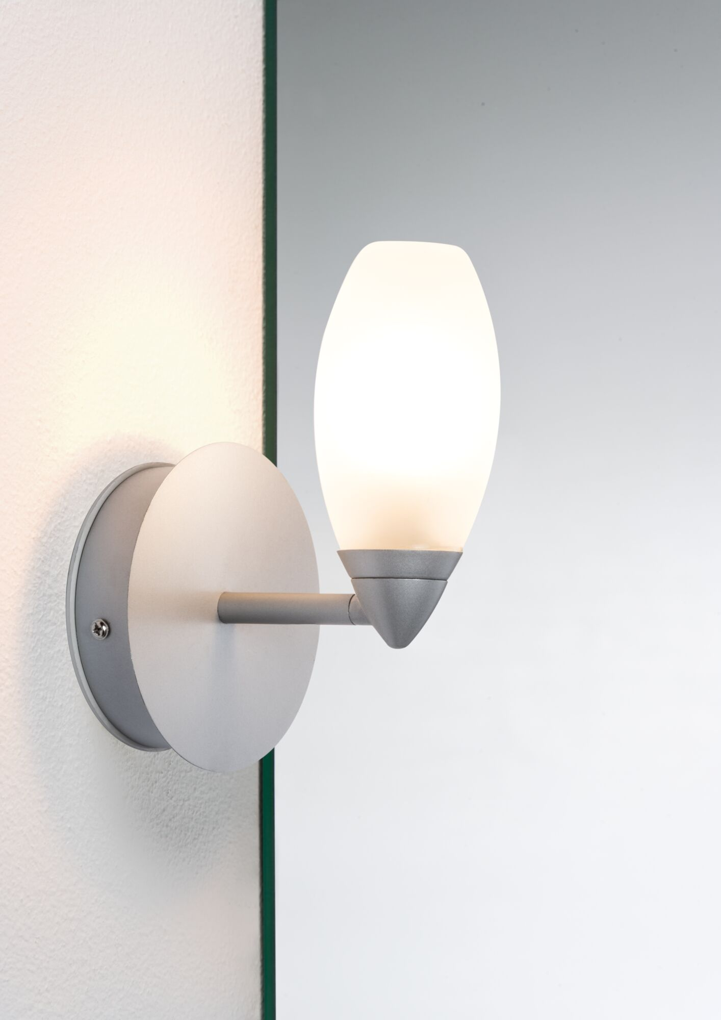 Lampada da parete moderna con paralume in vetro smerigliato e braccio in metallo.