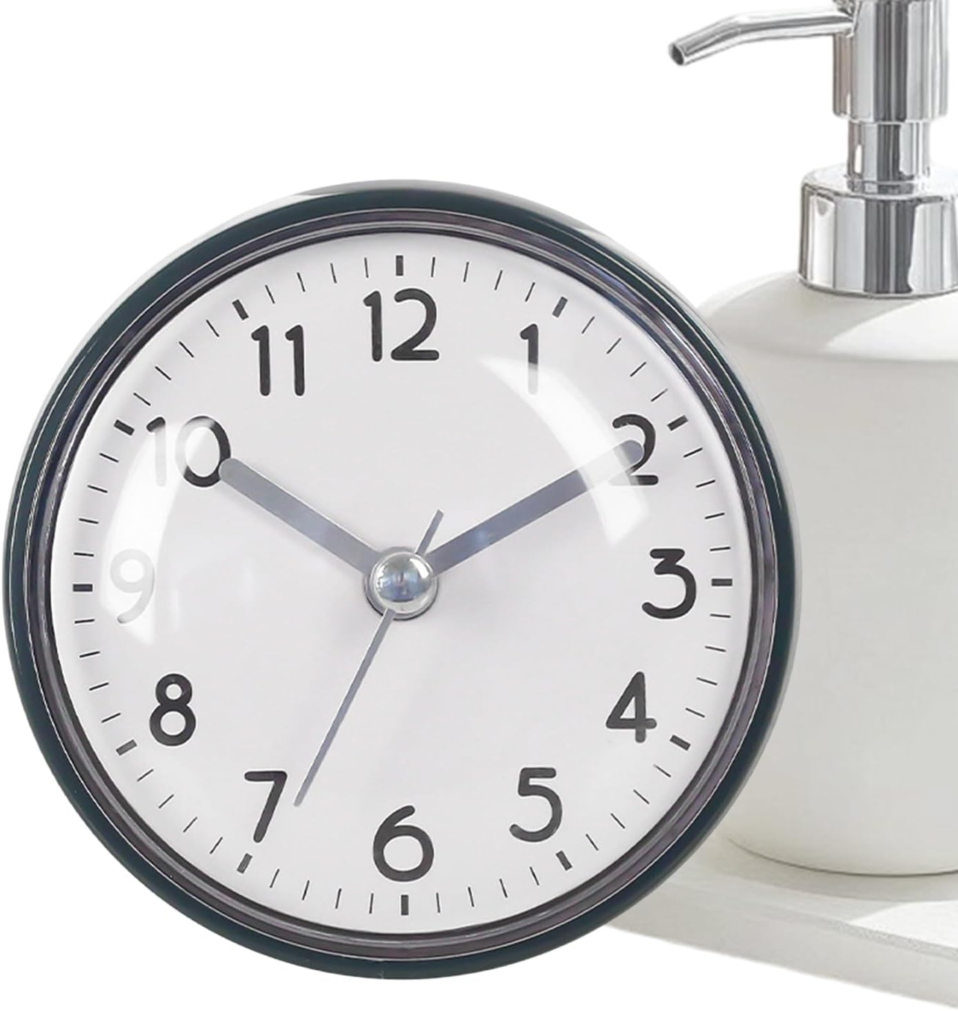 Ein weißer Seifenspender neben einer runden Uhr mit schwarzen Ziffern.