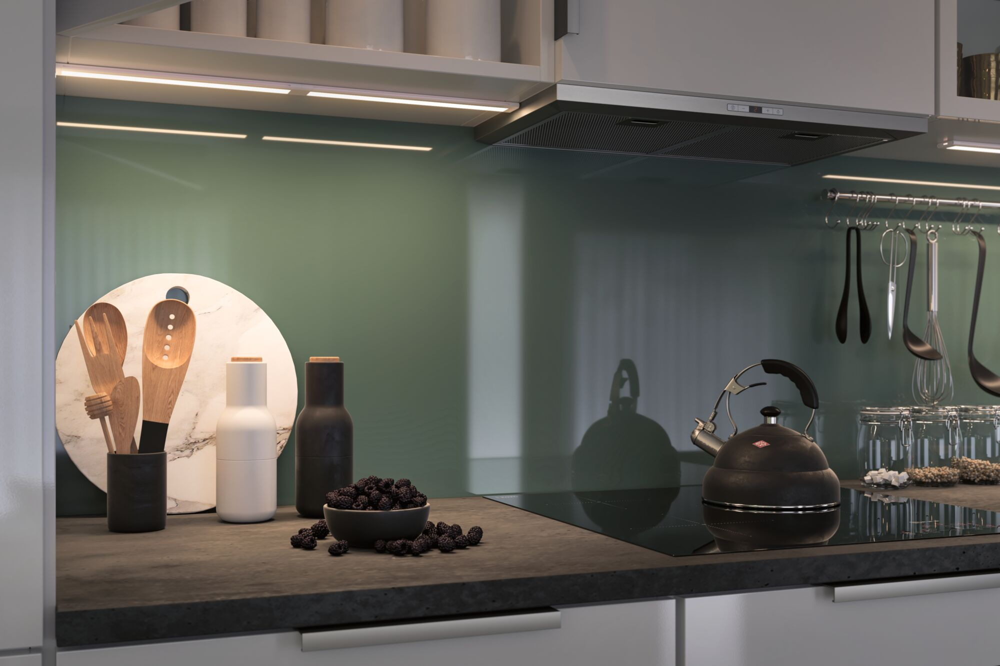 Cucina moderna con bollitore nero, bacche e utensili da cucina.