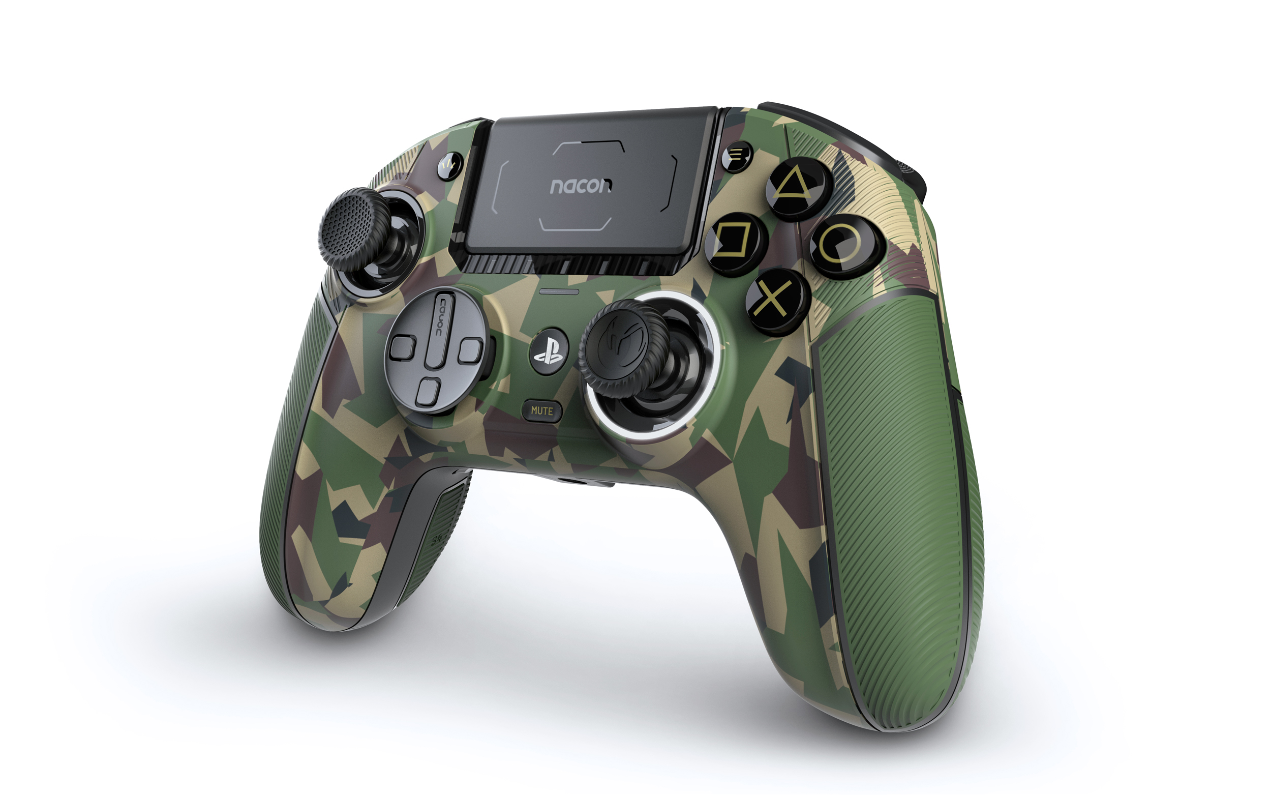 Ein Controller mit Tarnmuster und Nacon-Logo. Auf weißem Hintergrund.