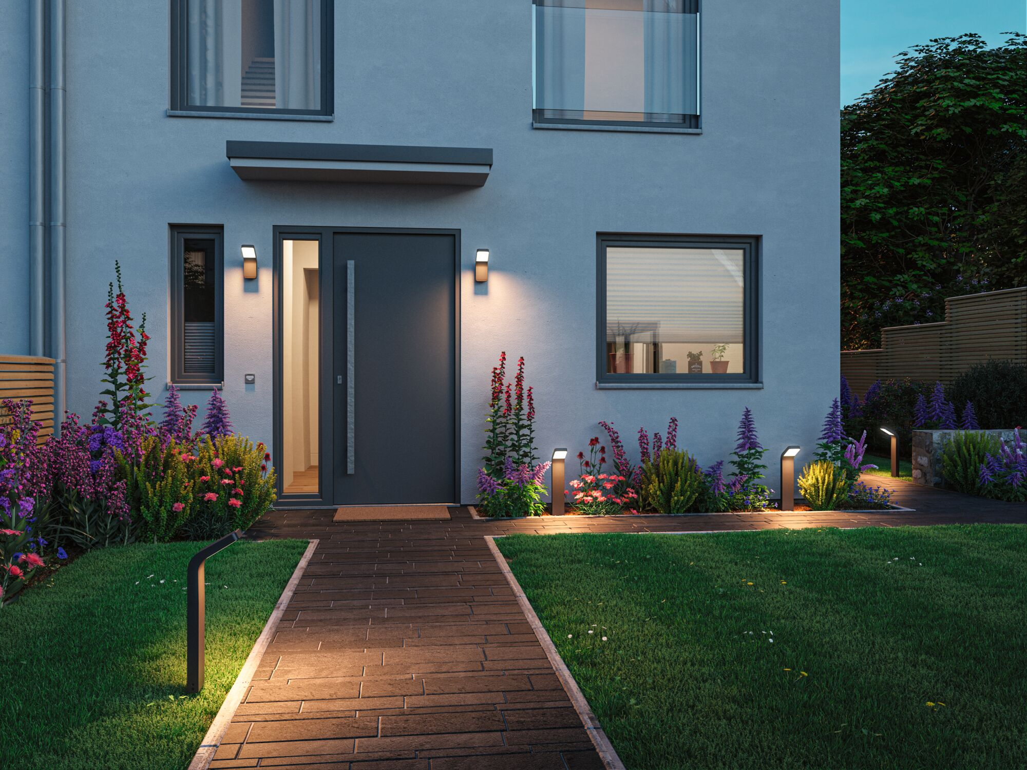 Ein modernes Haus mit Eingangstür, Fenstern und beleuchtetem Gartenweg.