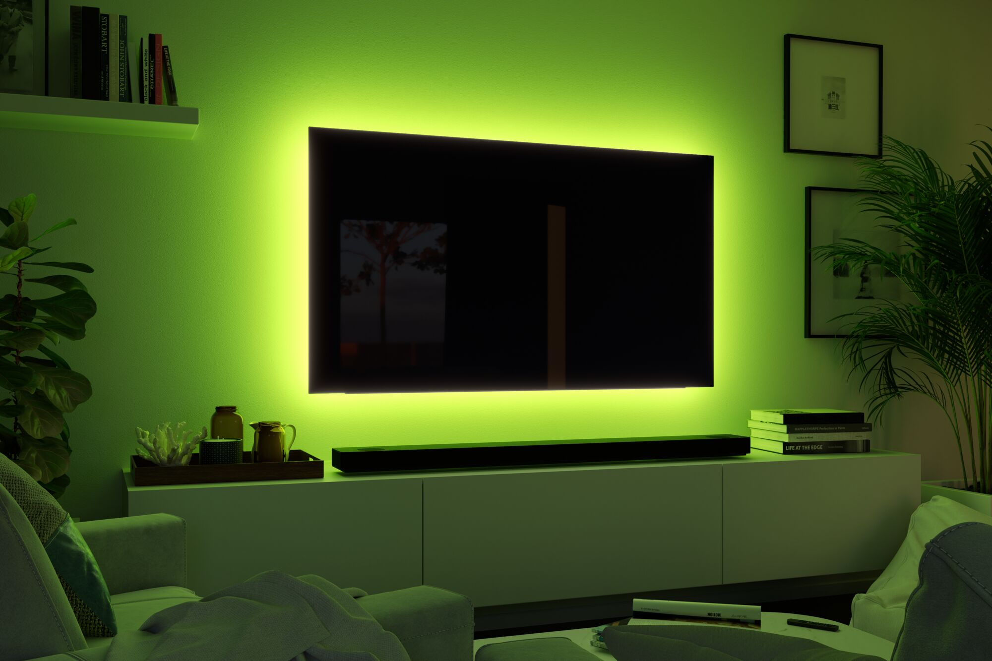 Ein moderner Wohnraum mit einem Fernseher, der von grünem Licht beleuchtet wird.