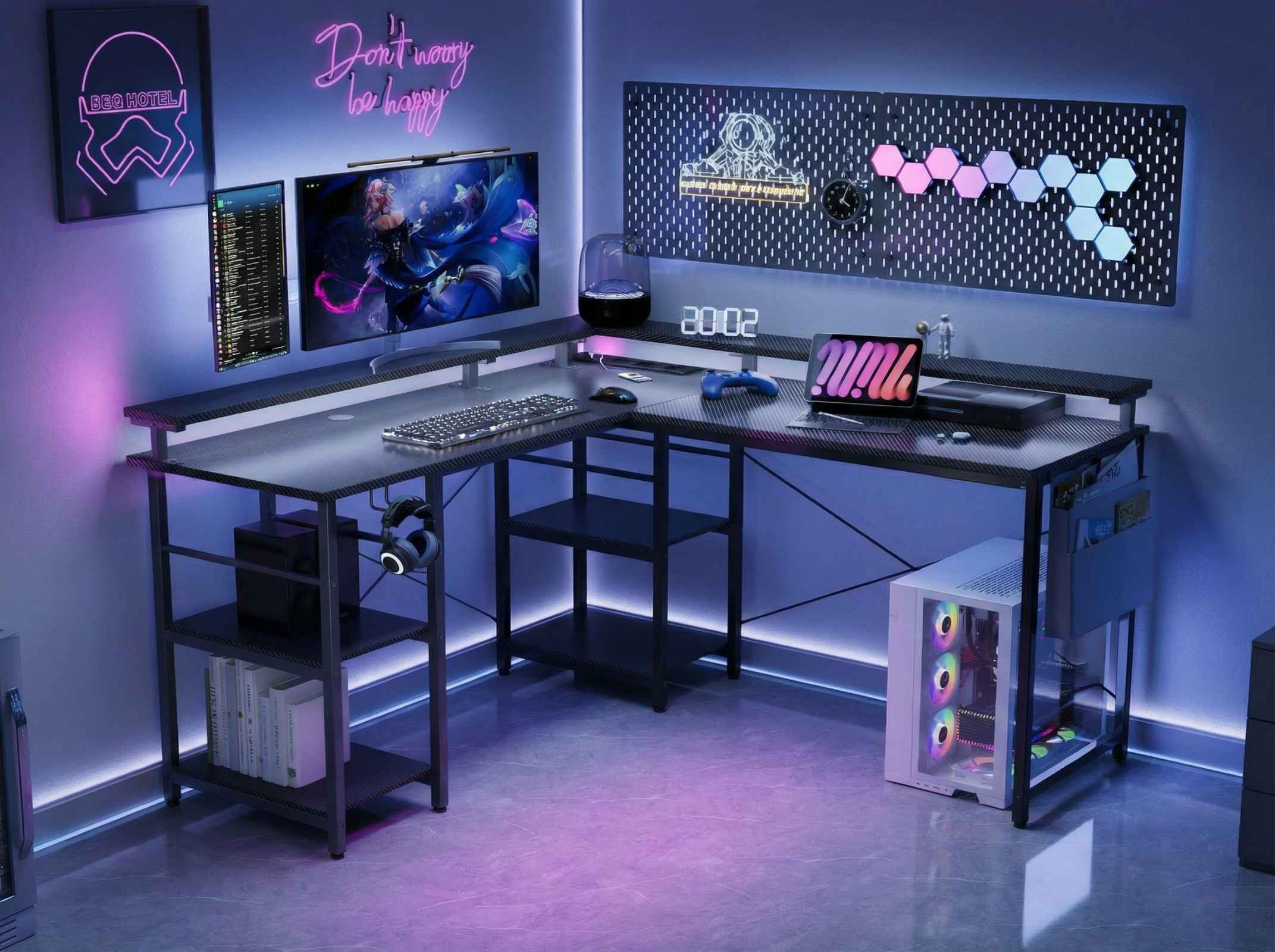 Ein moderner L-förmiger Schreibtisch mit mehreren Monitoren, Gaming-PC und Neonlichtern.