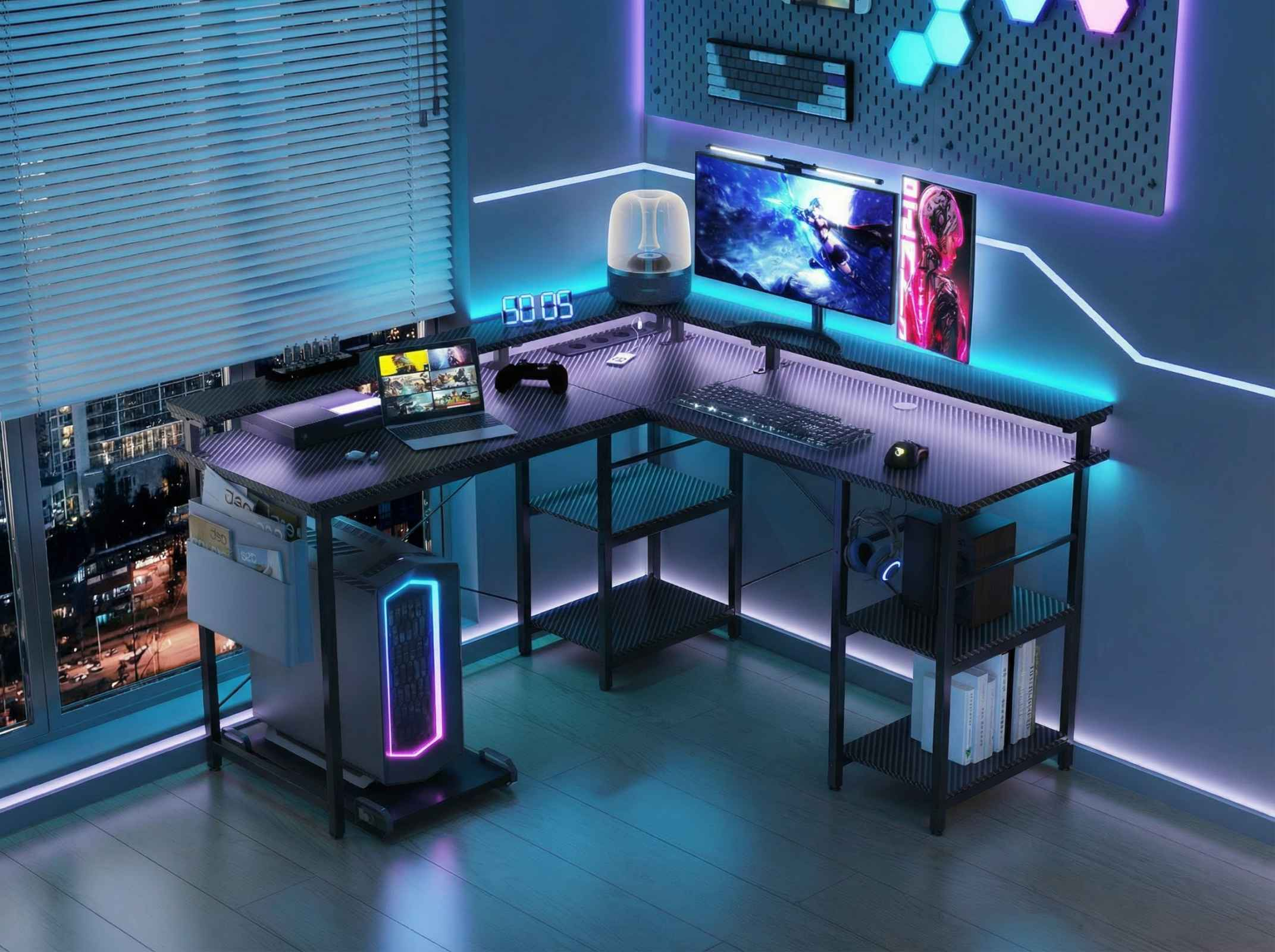 Ein Eck-Gaming-Schreibtisch mit zwei Monitoren, Tastatur, Maus und PC. Blaue und violette LED-Beleuchtung.