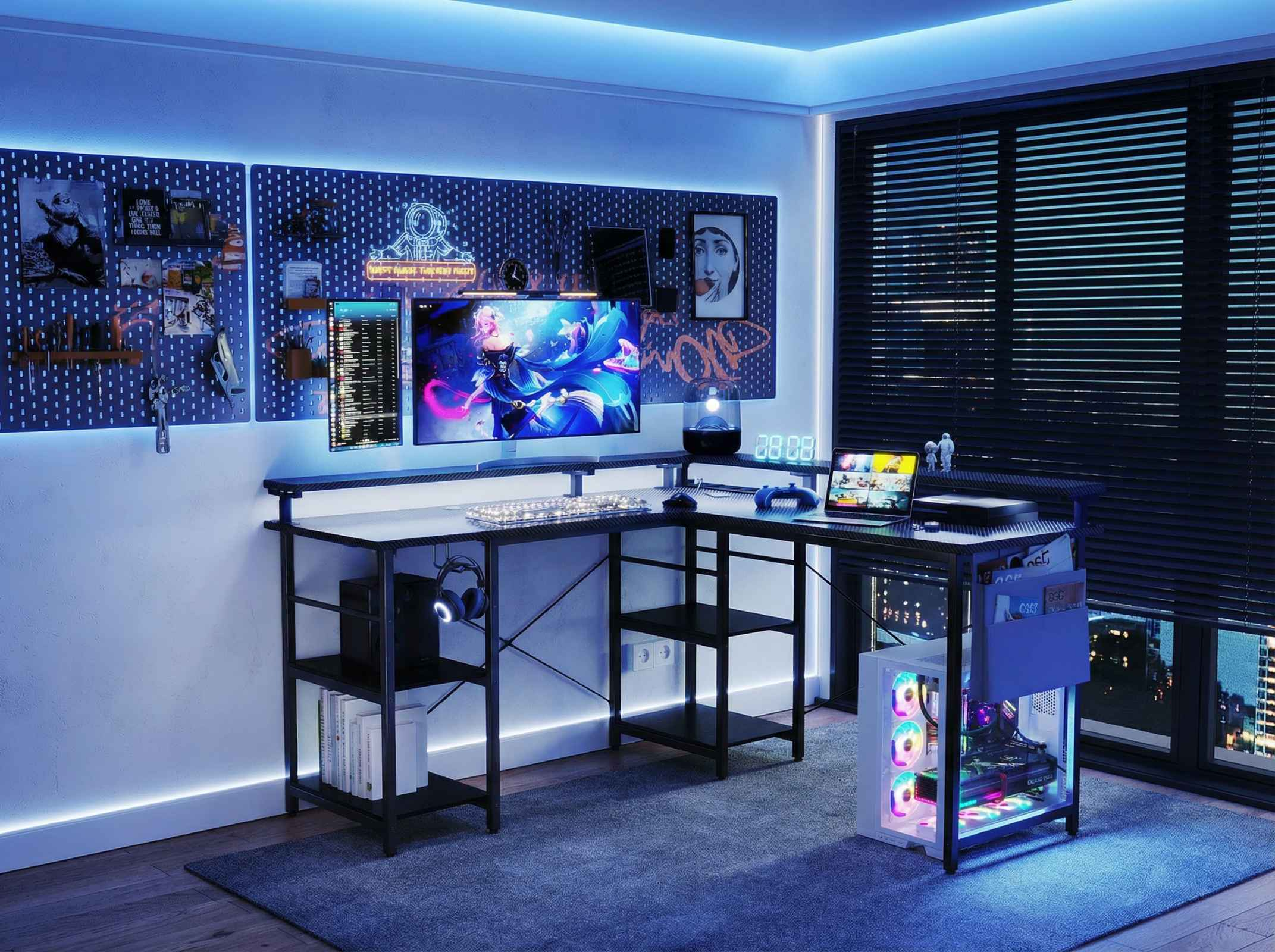Ein Gaming-Schreibtisch mit Lichtern, Monitoren, PC und Kopfhörern.