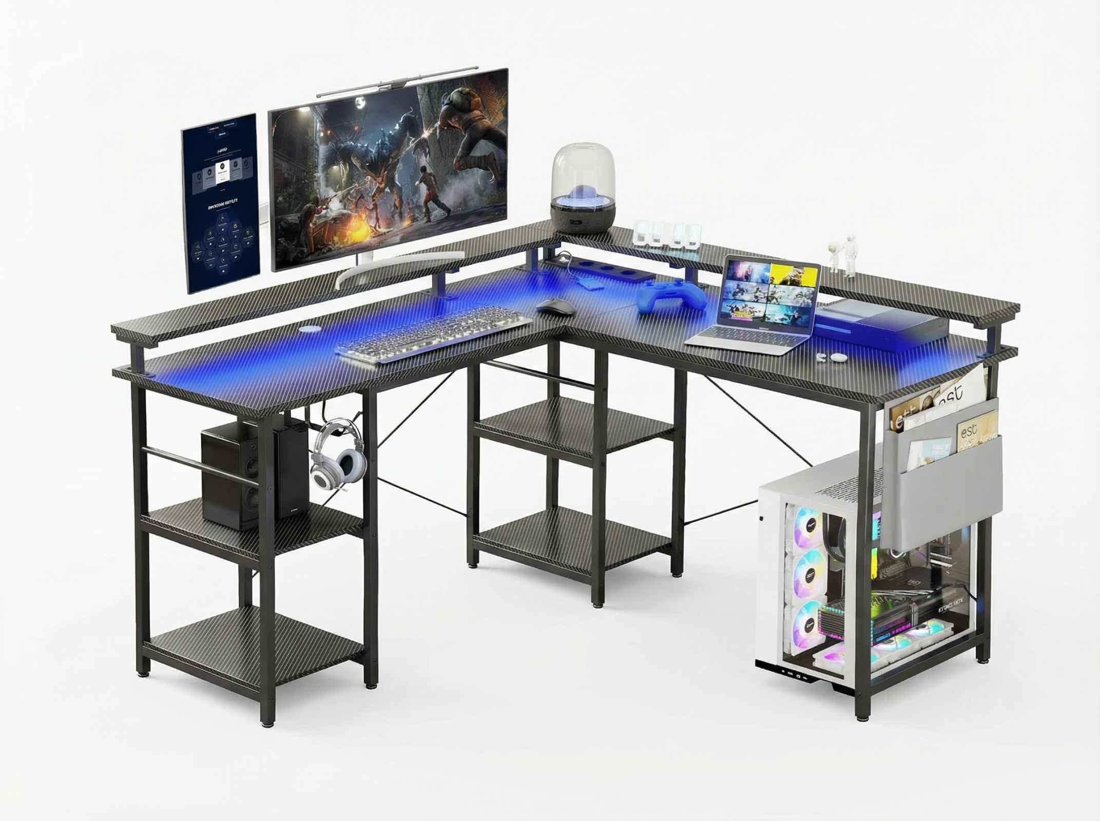 Ein L-förmiger Schreibtisch mit zwei Monitoren, Tastatur, Maus, Laptop und PC.
