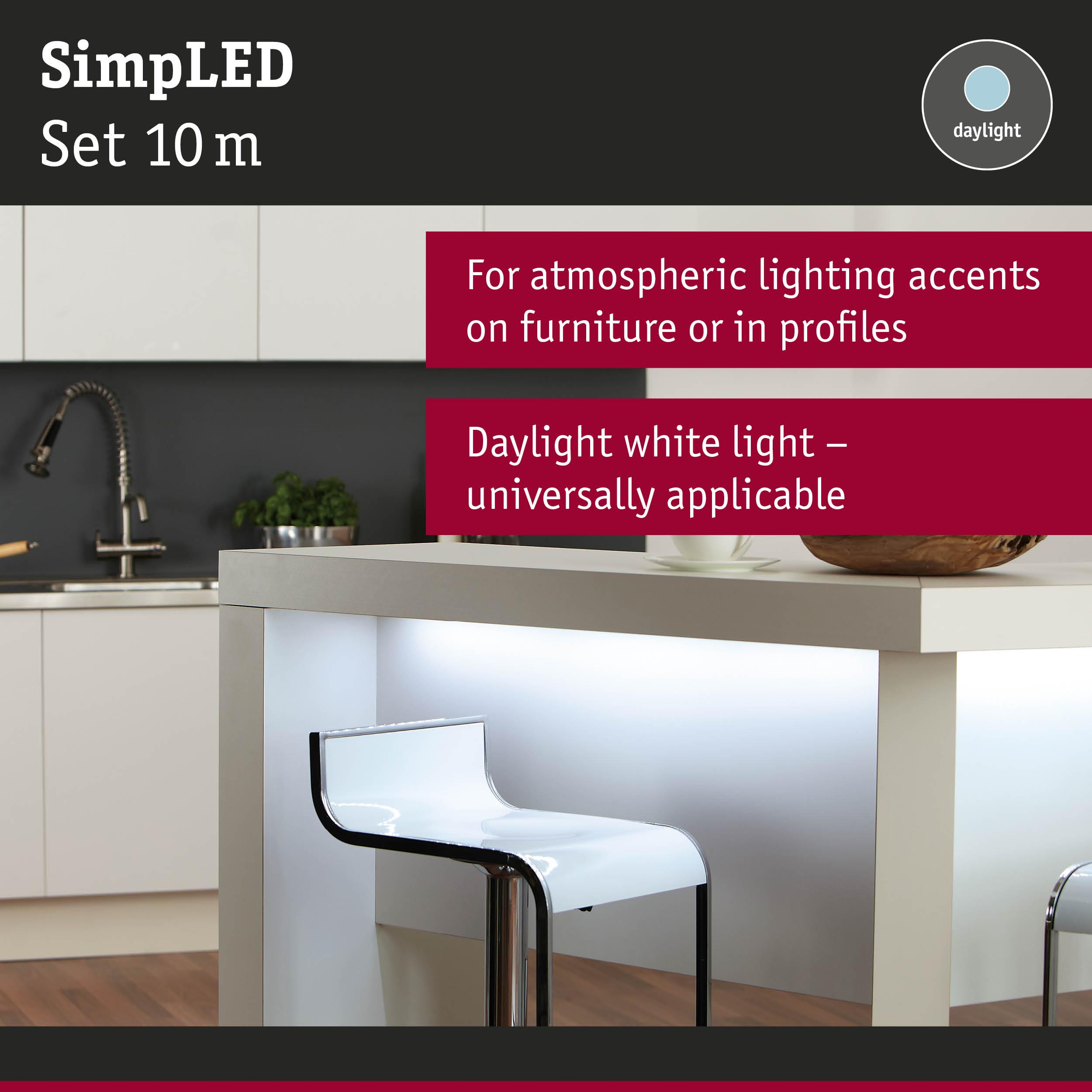 Moderne Küche mit weißem Barhocker, beleuchtet durch LED-Streifen.