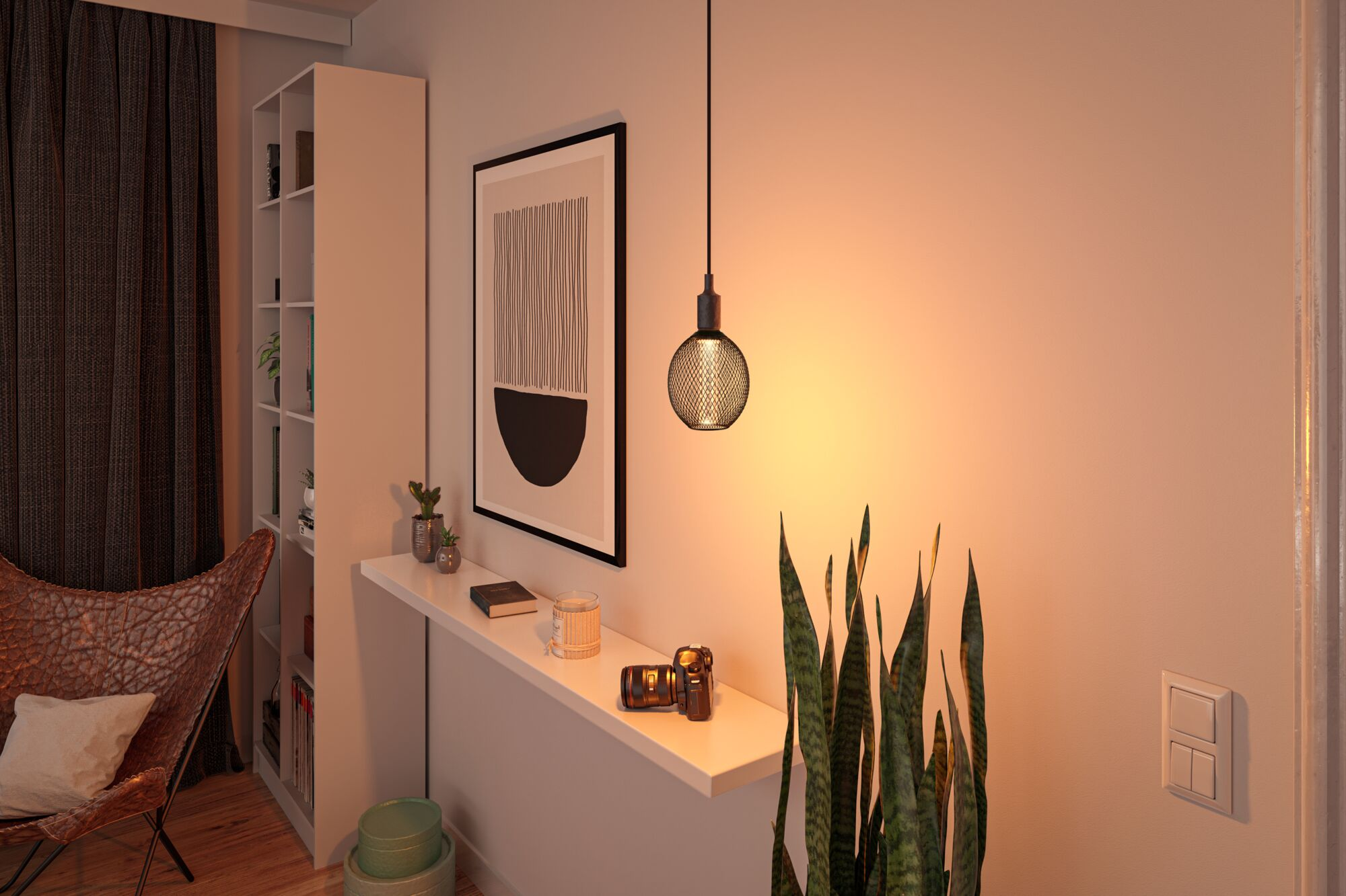 Salon z regałem, skórzanym fotelem, dekoracjami na półce i lampą wiszącą.