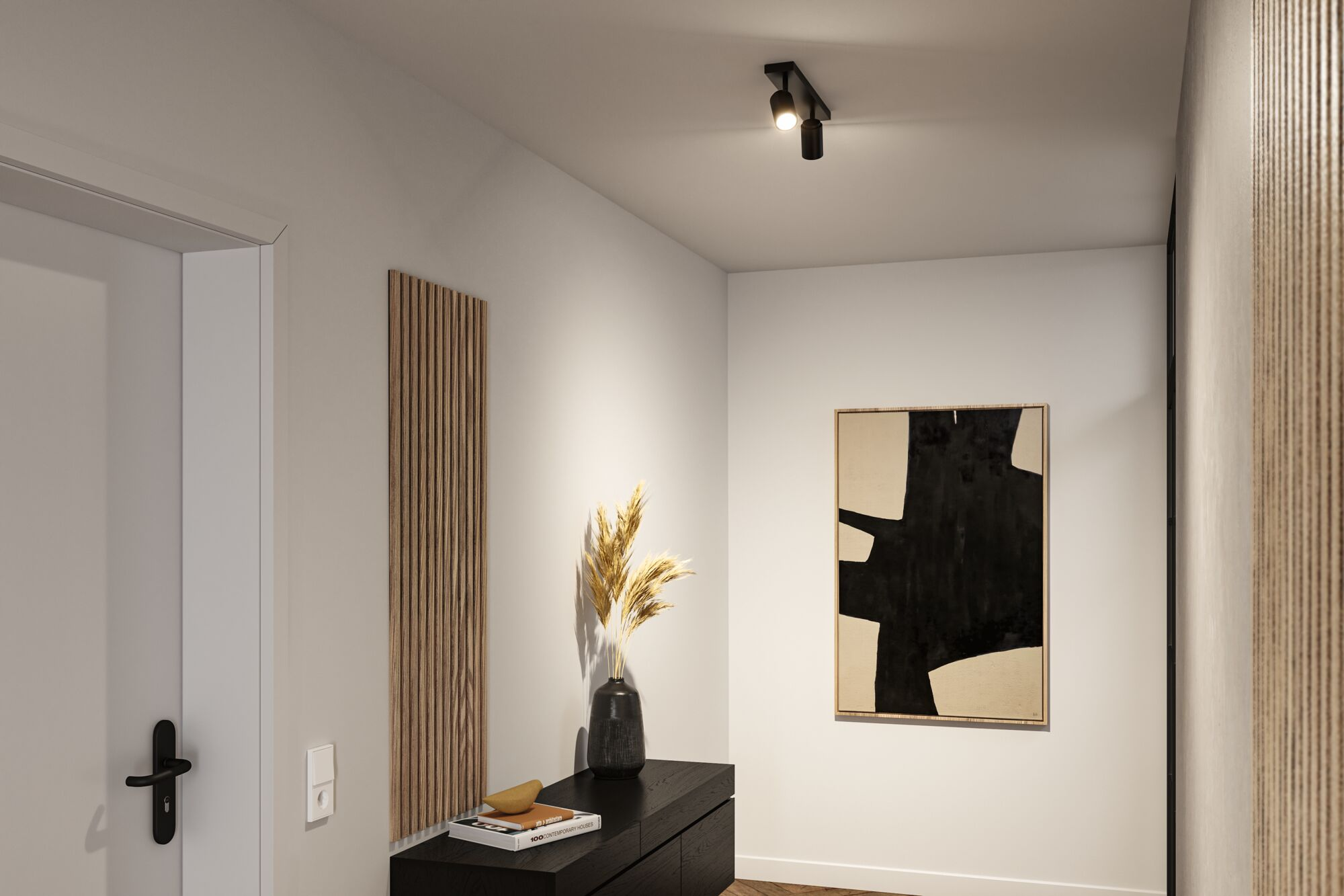 Przedpokój z drewnianymi akcentami, czarną szafką, wazonem z trzciną i dziełem sztuki.