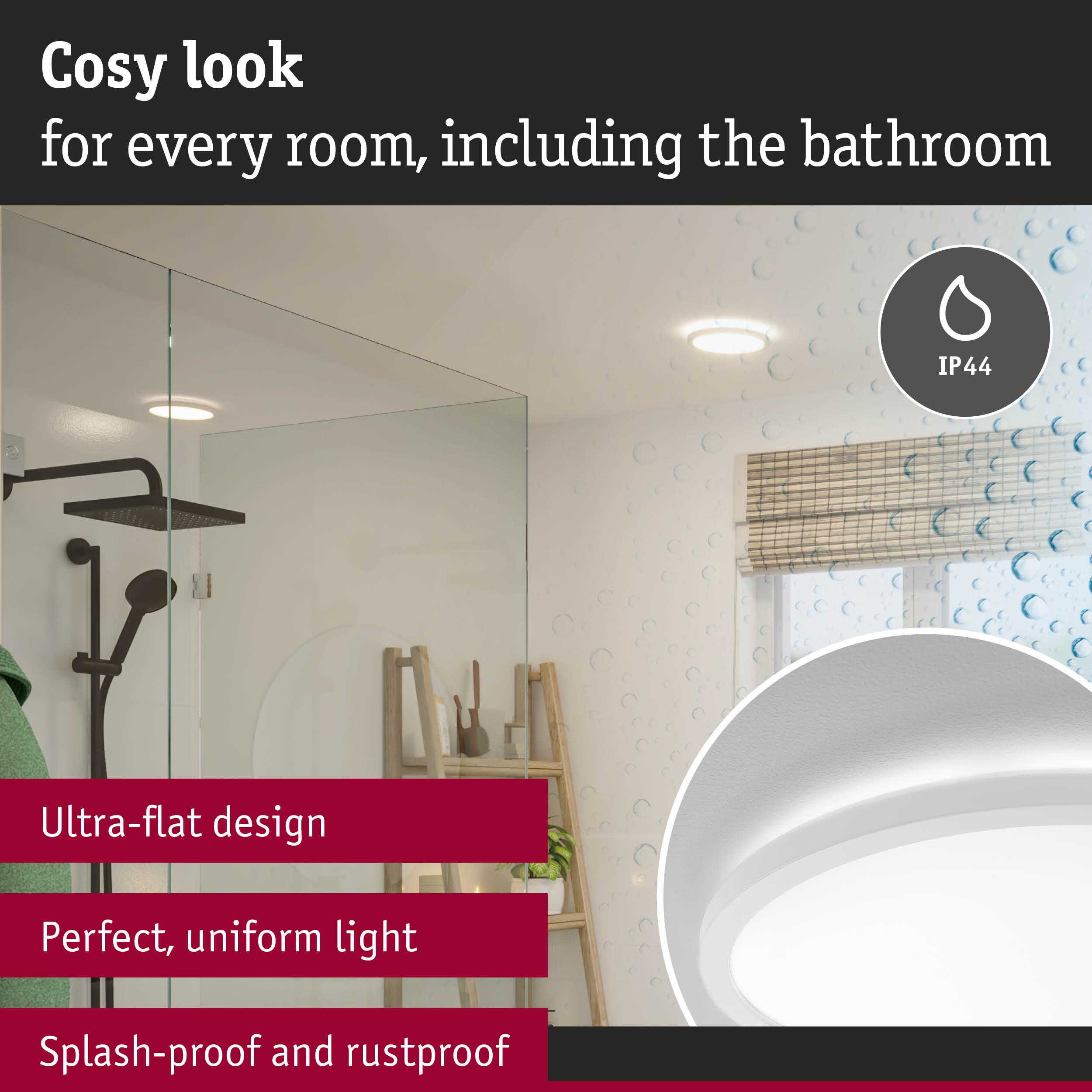 Modernes Badezimmer mit Dusche, Wand und Deckenleuchte.