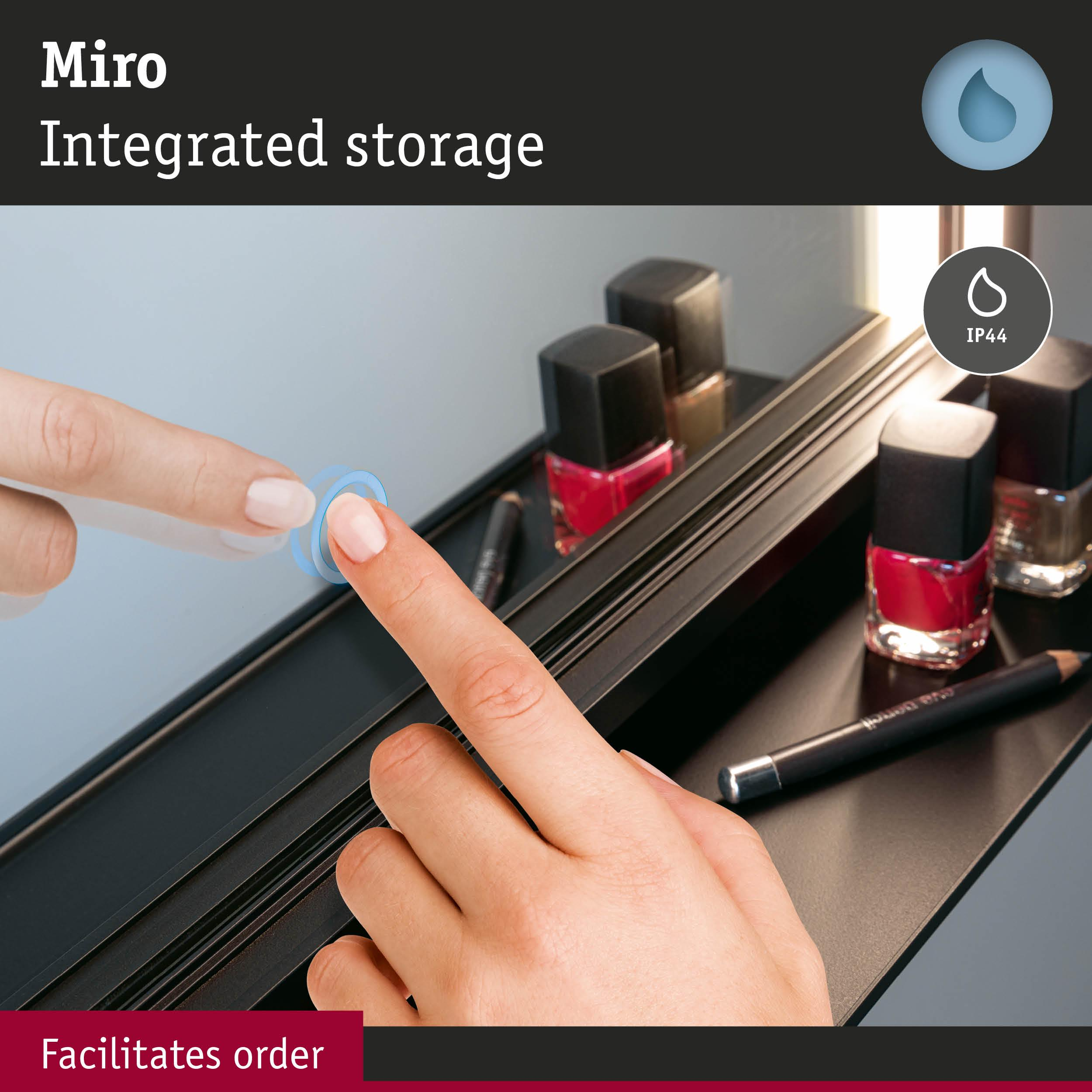 Zbliżenie dłoni dotykającej ekranu, w pobliżu lakier do paznokci i kredka do oczu.