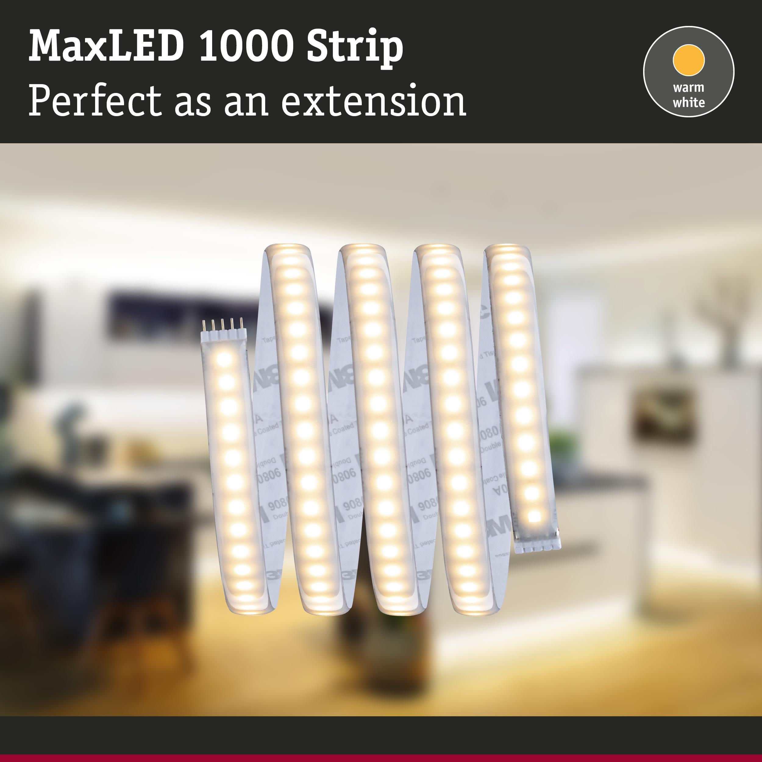 Eine LED-Streifenrolle mit warmweißer Beleuchtung vor einem unscharfen Küchenhintergrund.