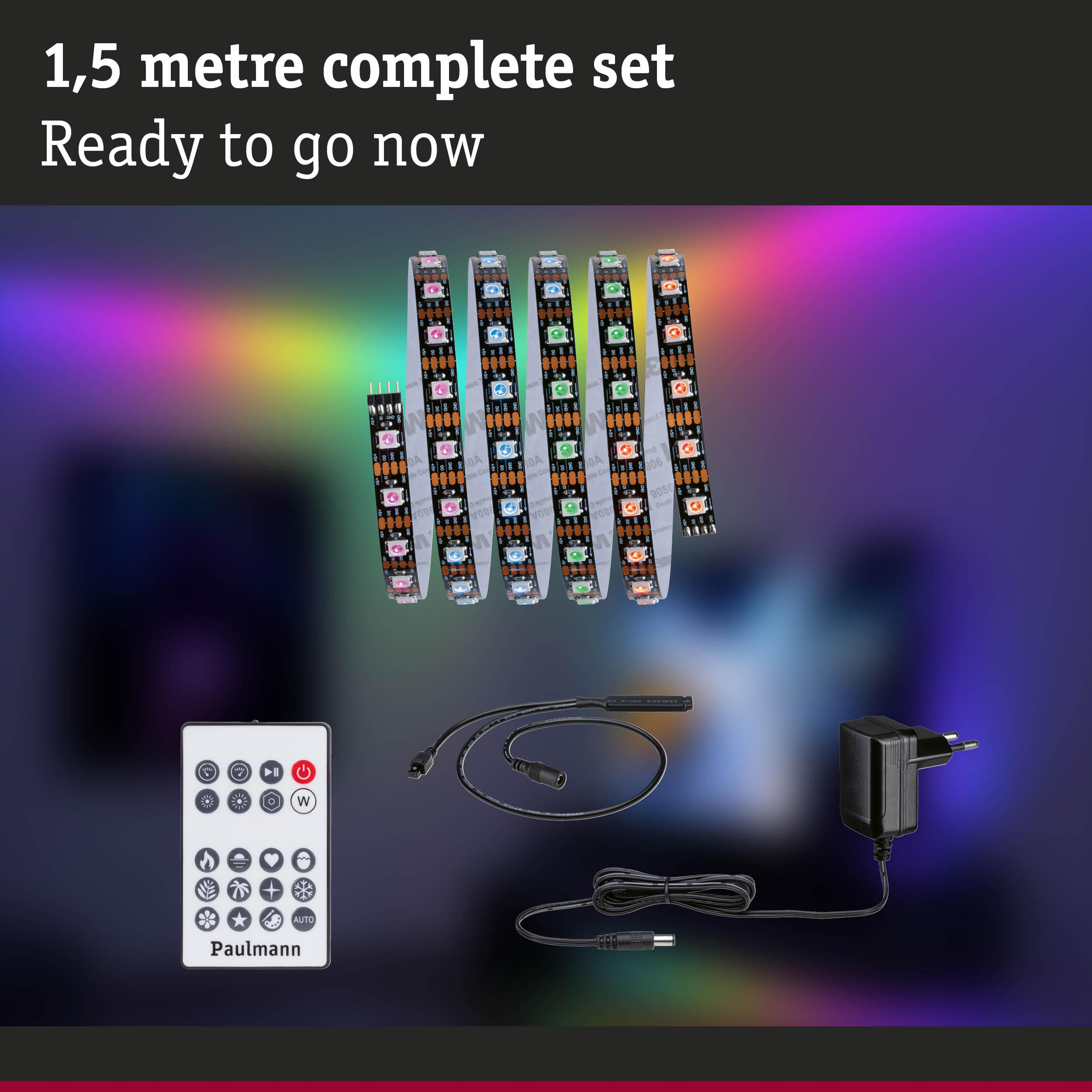LED-Streifen, Fernbedienung, Netzteil und Kabel auf dunklem Hintergrund.