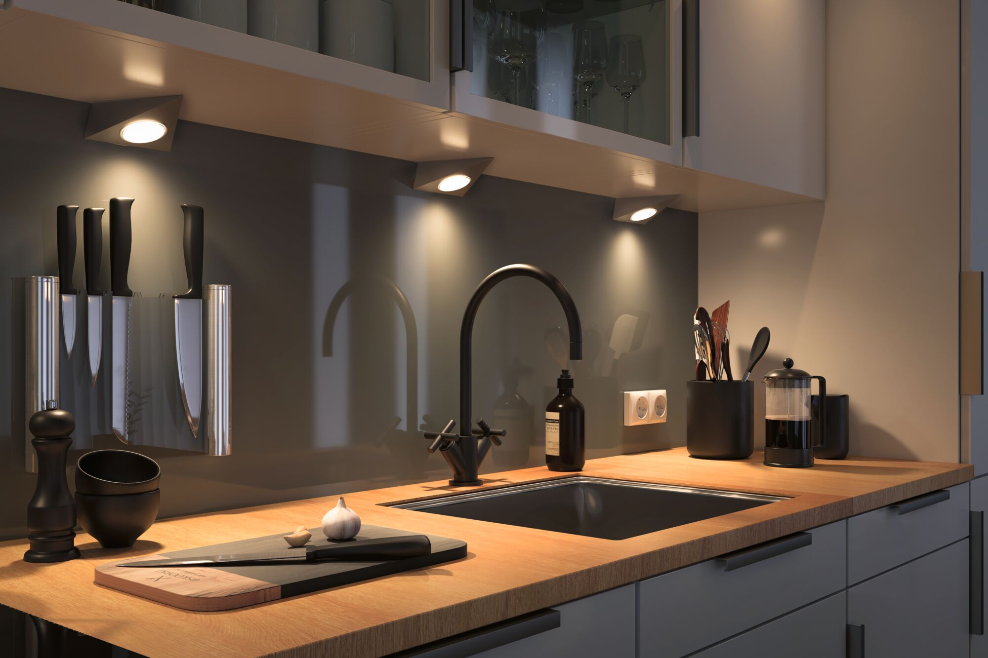 Cucina moderna con piano di lavoro in legno, lavello, rubinetto, ceppo coltelli e utensili.