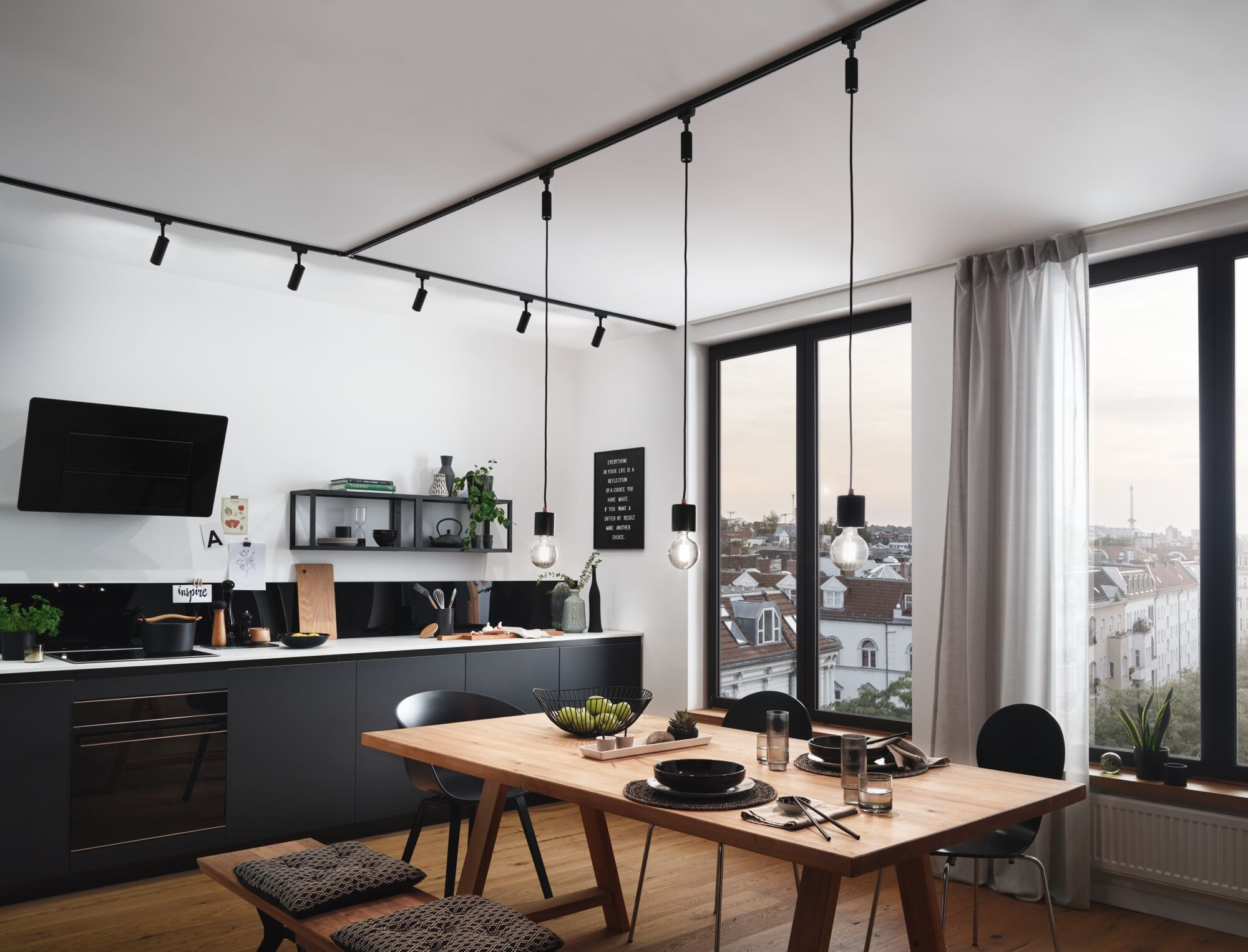 Moderne Küche mit Essbereich, Holztisch, schwarzen Stühlen und Blick auf die Stadt.