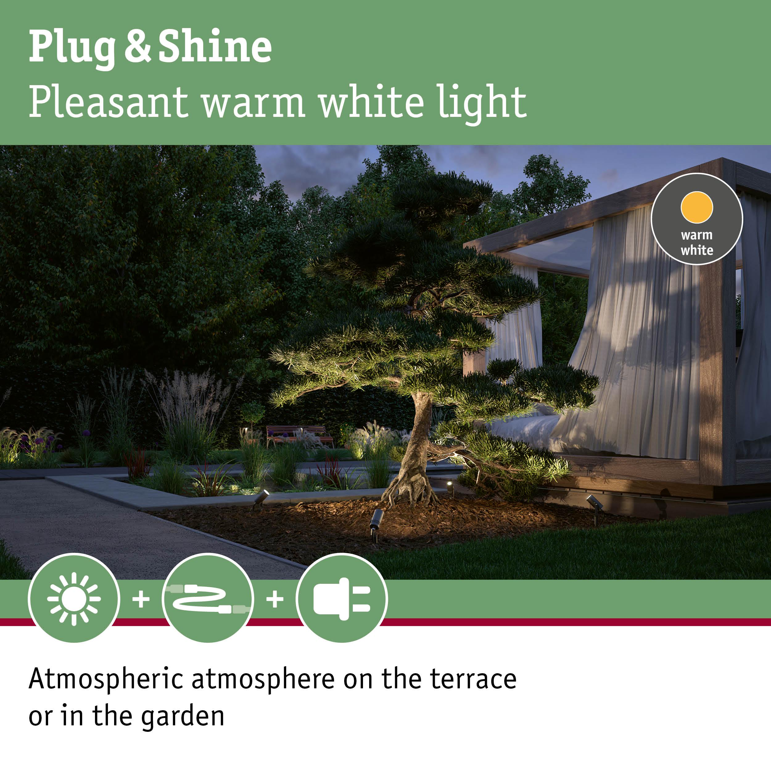 Oświetlenie ogrodowe z ciepłym białym światłem na tarasie z drzewami i zasłonami.