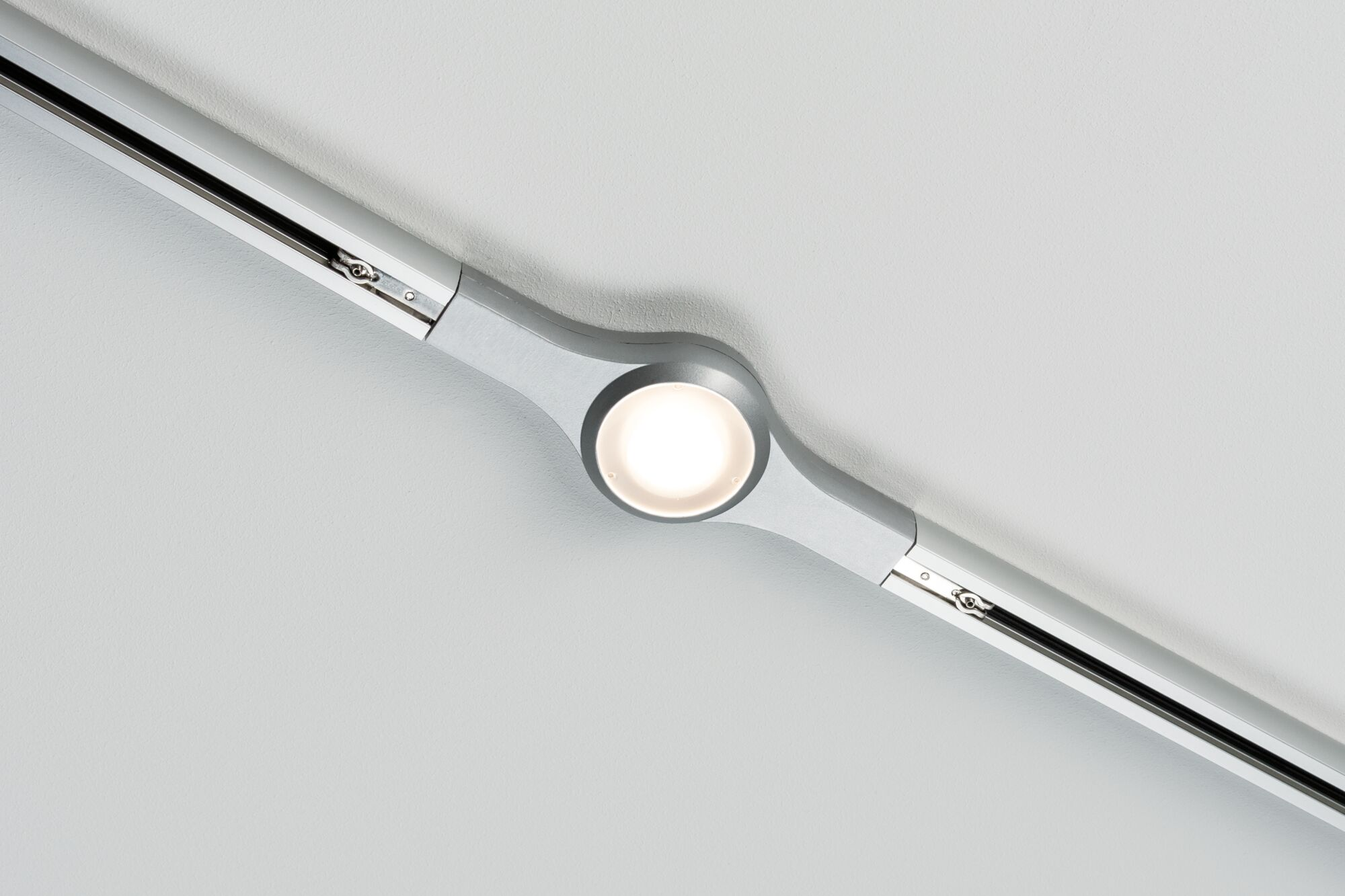 Un connettore per binario argentato con una luce LED accesa.