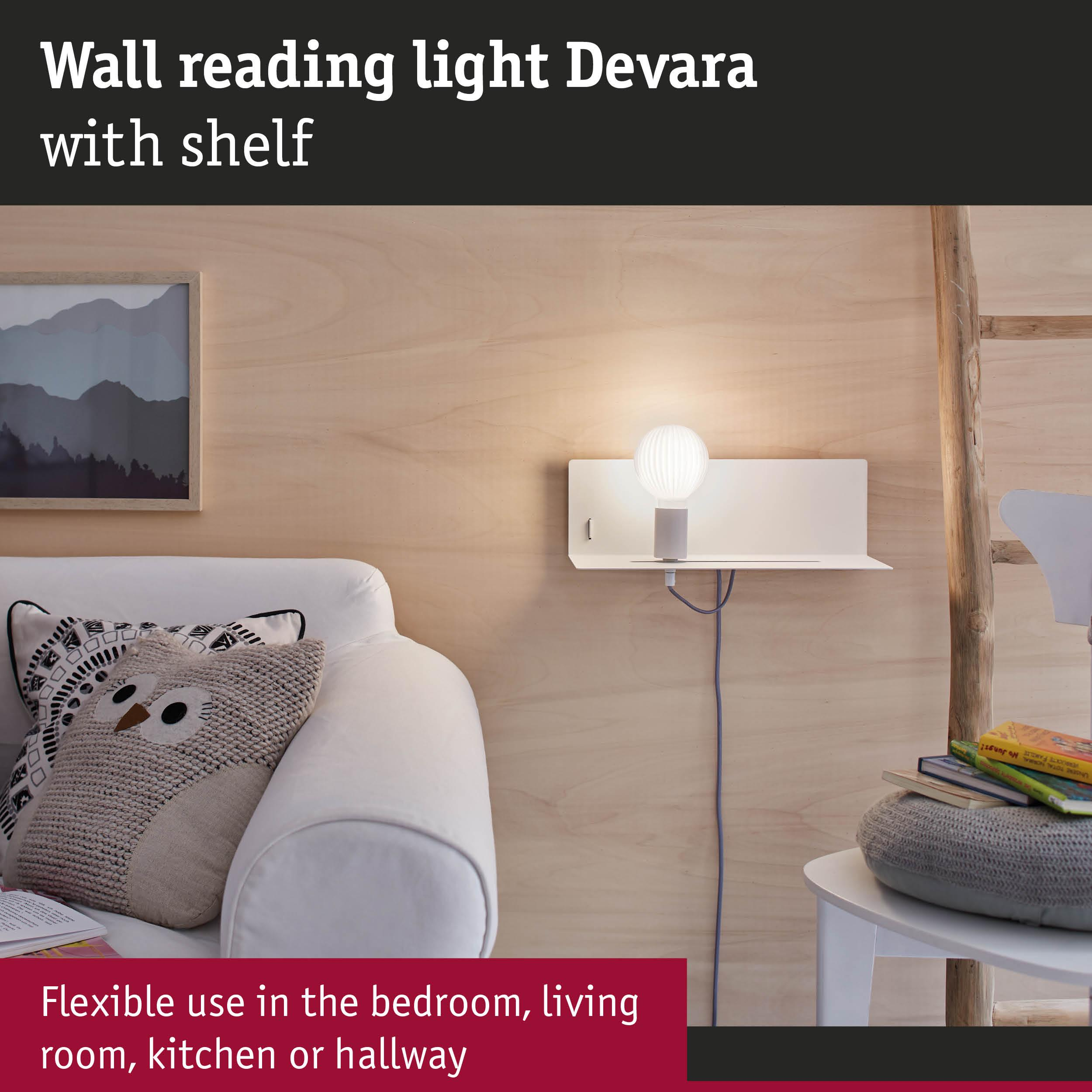 Ein weißes Wandregal mit Leselicht und Lampe über einem Sofa mit Kissen.