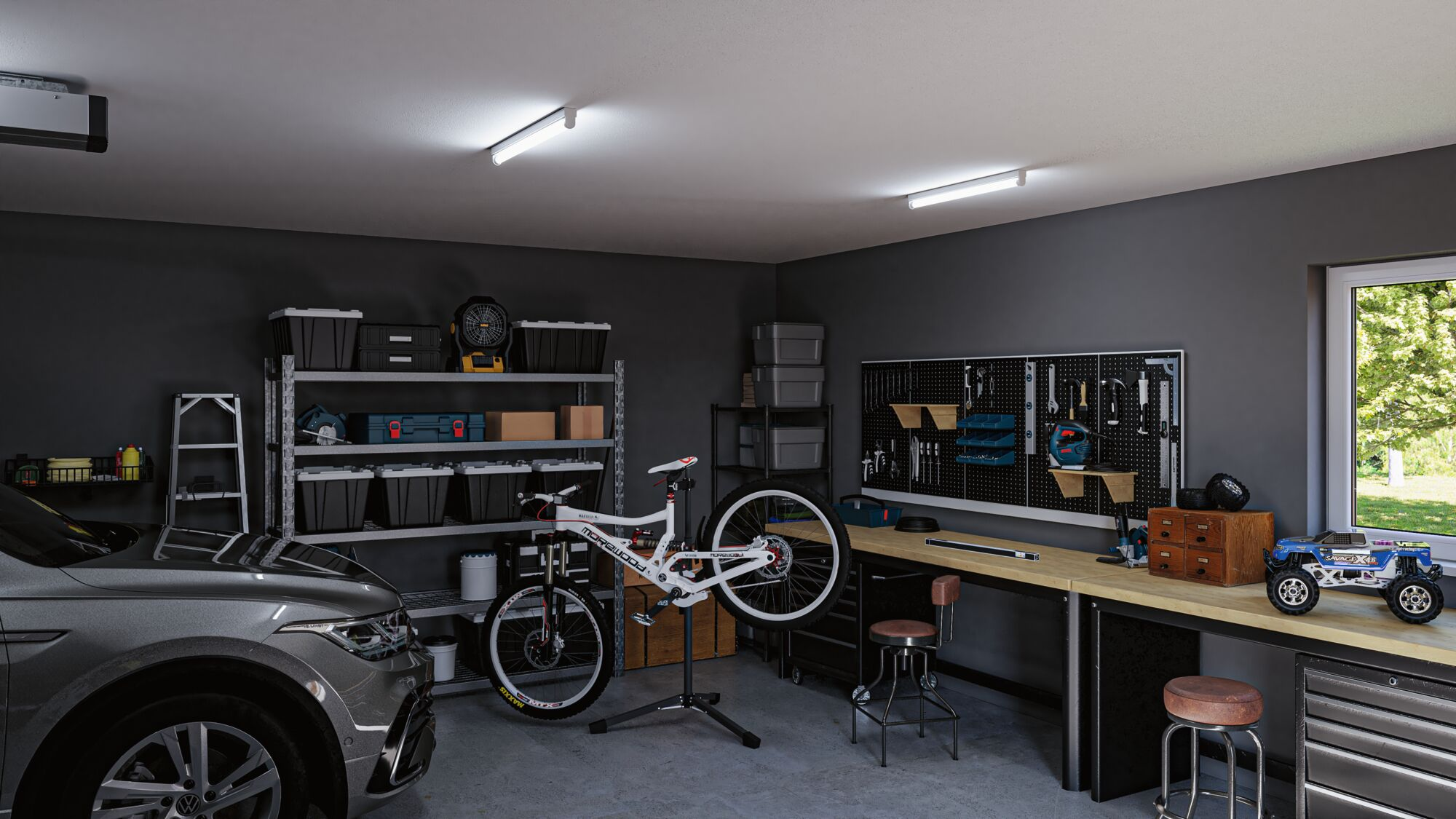 Eine Garage mit einem Auto, Fahrrad, Werkbank und Werkzeugen. Draußen ist grünes Gras.