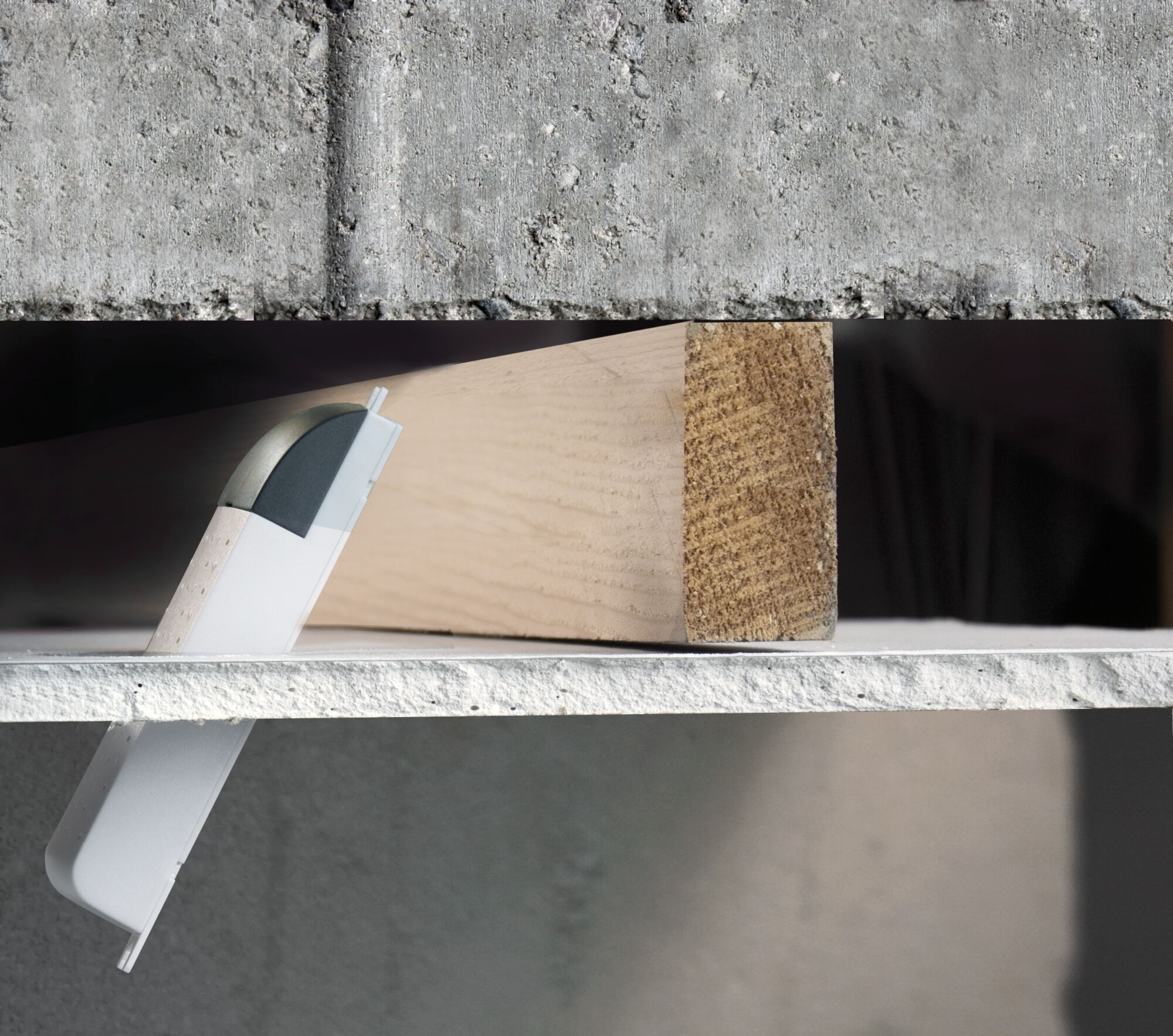 Betonowa ściana, drewniana deska i biały profil plastikowy.