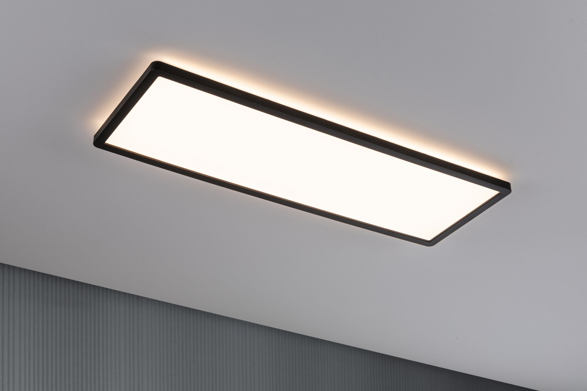 Una lampada da soffitto rettangolare nera con luce diffusa.