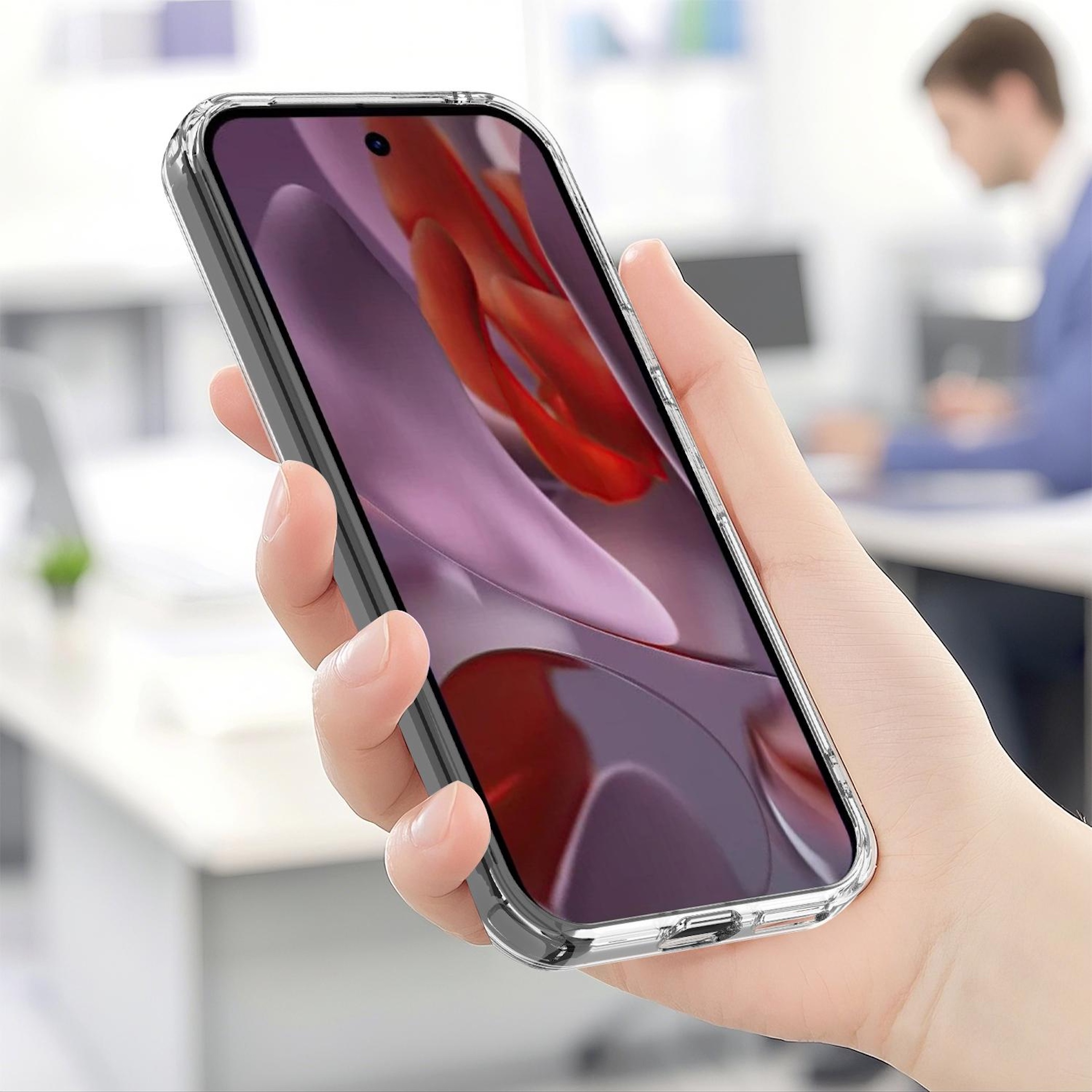 Eine Hand hält ein durchsichtiges Handy mit abstraktem Hintergrund.