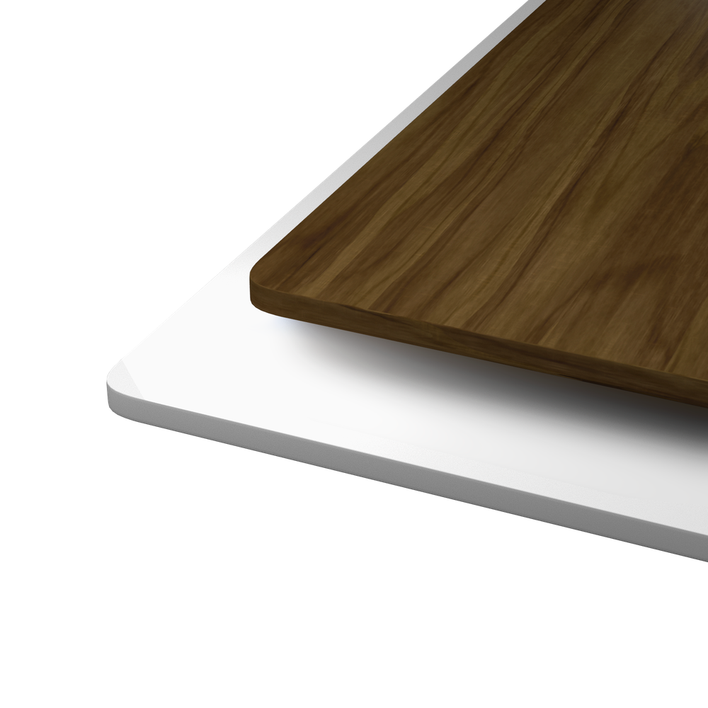 Primer plano de una superficie de madera marrón sobre una superficie blanca.