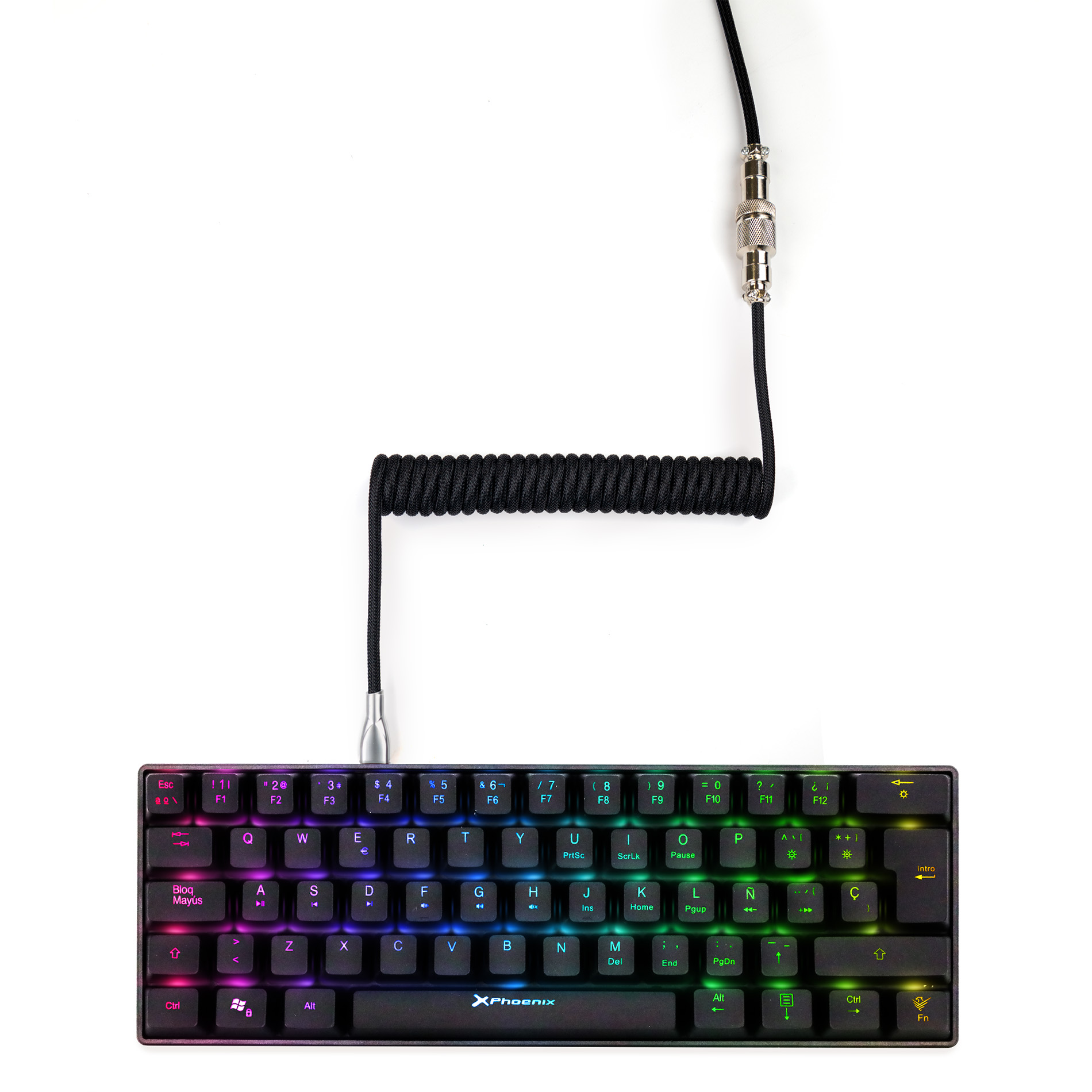 Un teclado mecánico negro con iluminación RGB y cable en espiral.