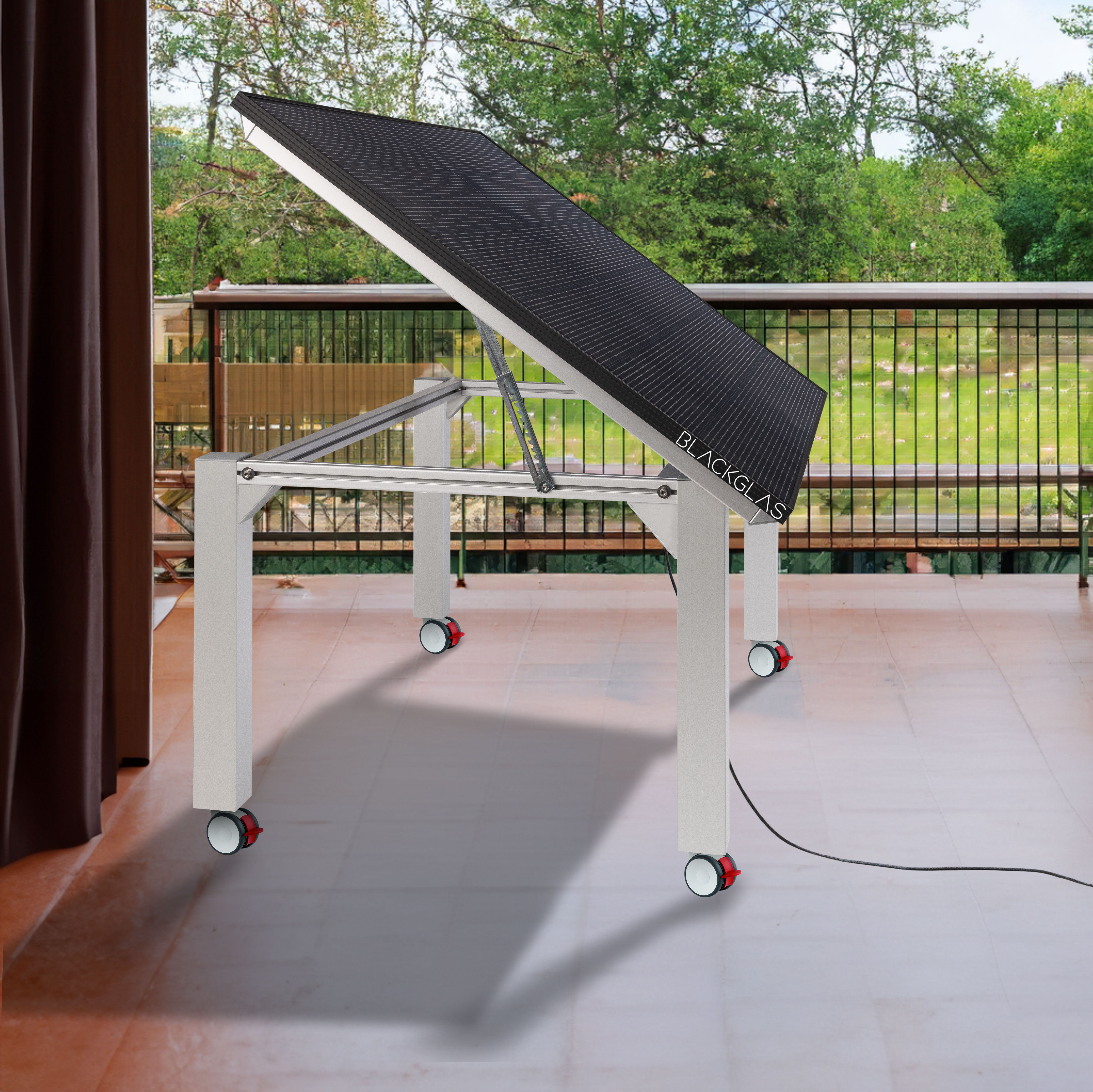 Ein mobiles Solarpanel auf einem Metallständer mit Rädern steht auf einer Terrasse.