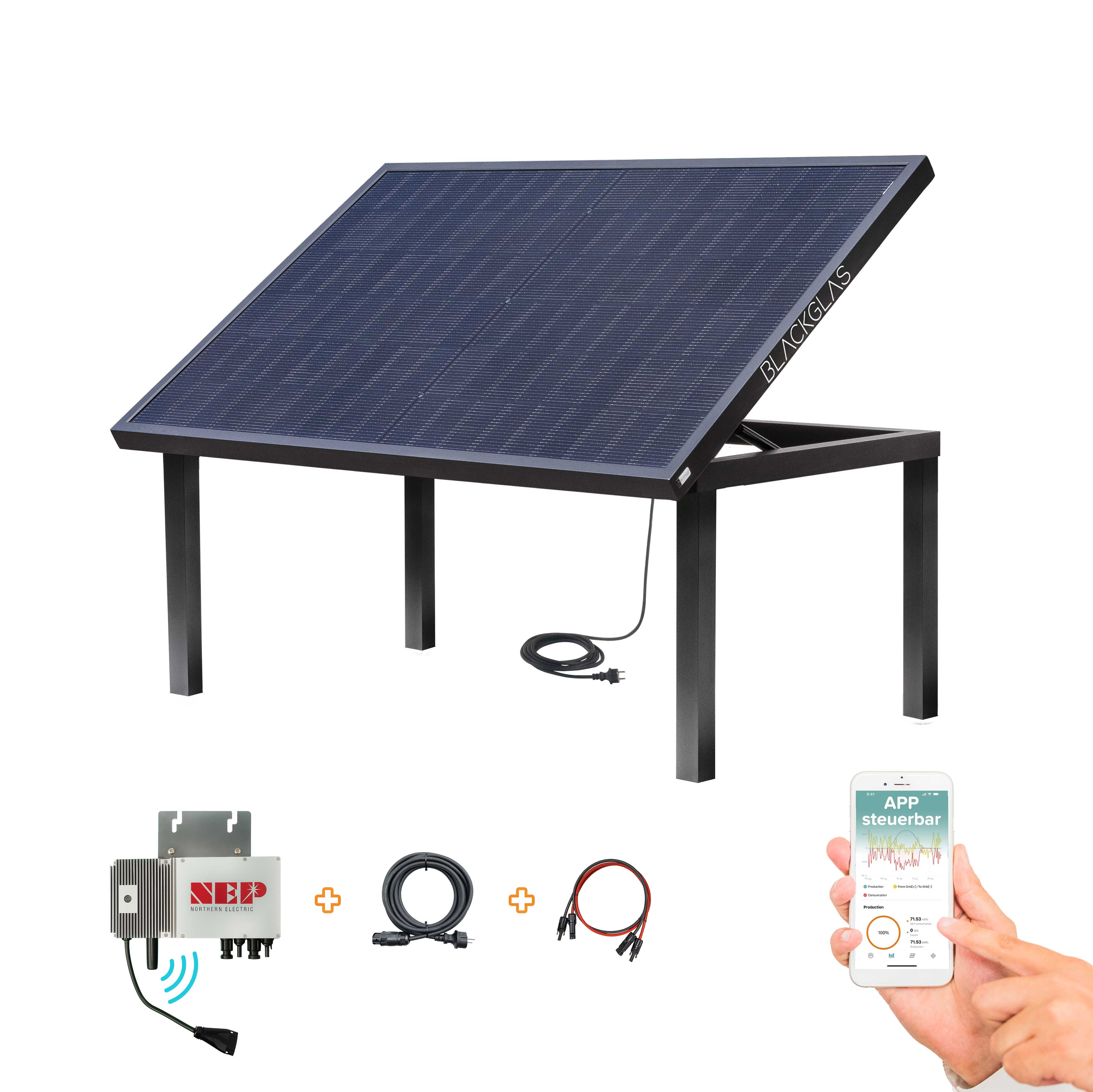 Solarmodul auf schwarzem Metallgestell mit Wechselrichter, Kabeln und Smartphone-App.