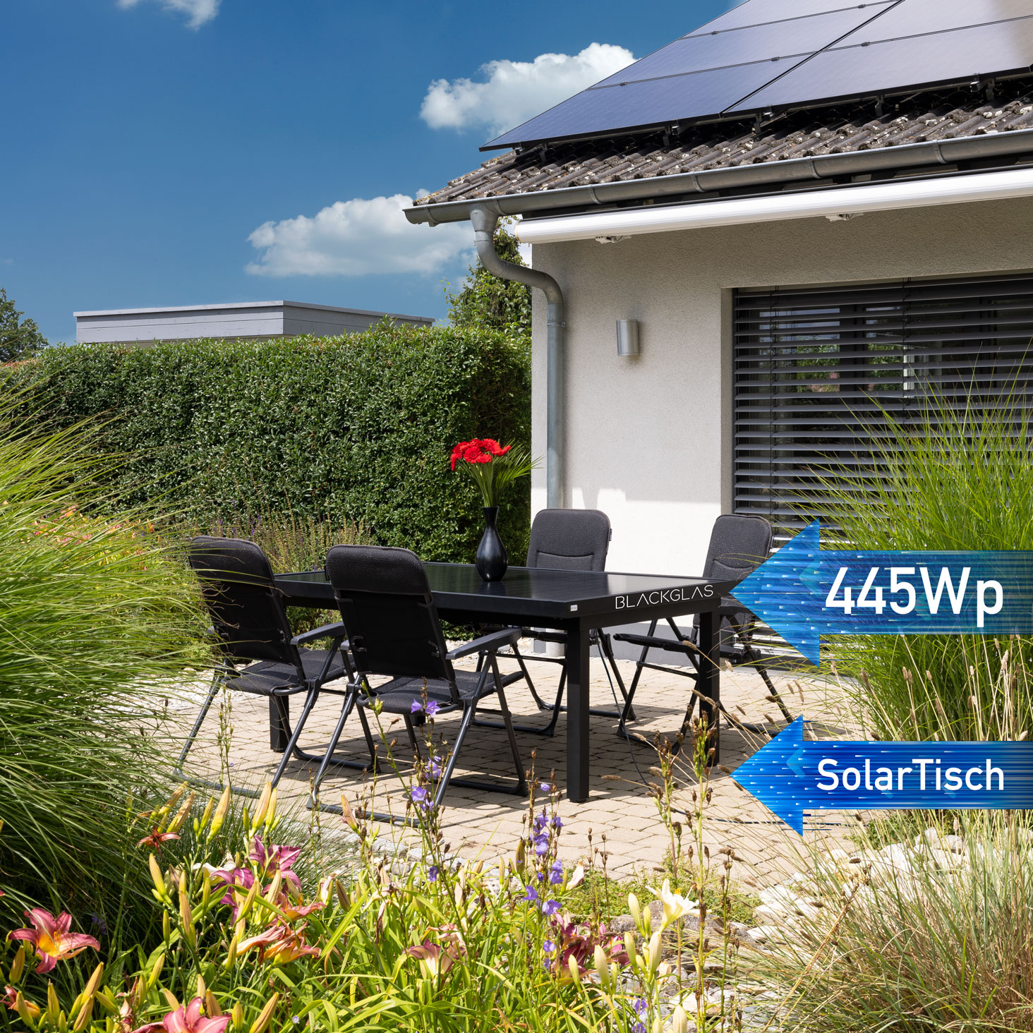 Schwarzer Tisch mit Stühlen im Freien, mit Solarpaneelen auf dem Dach.
