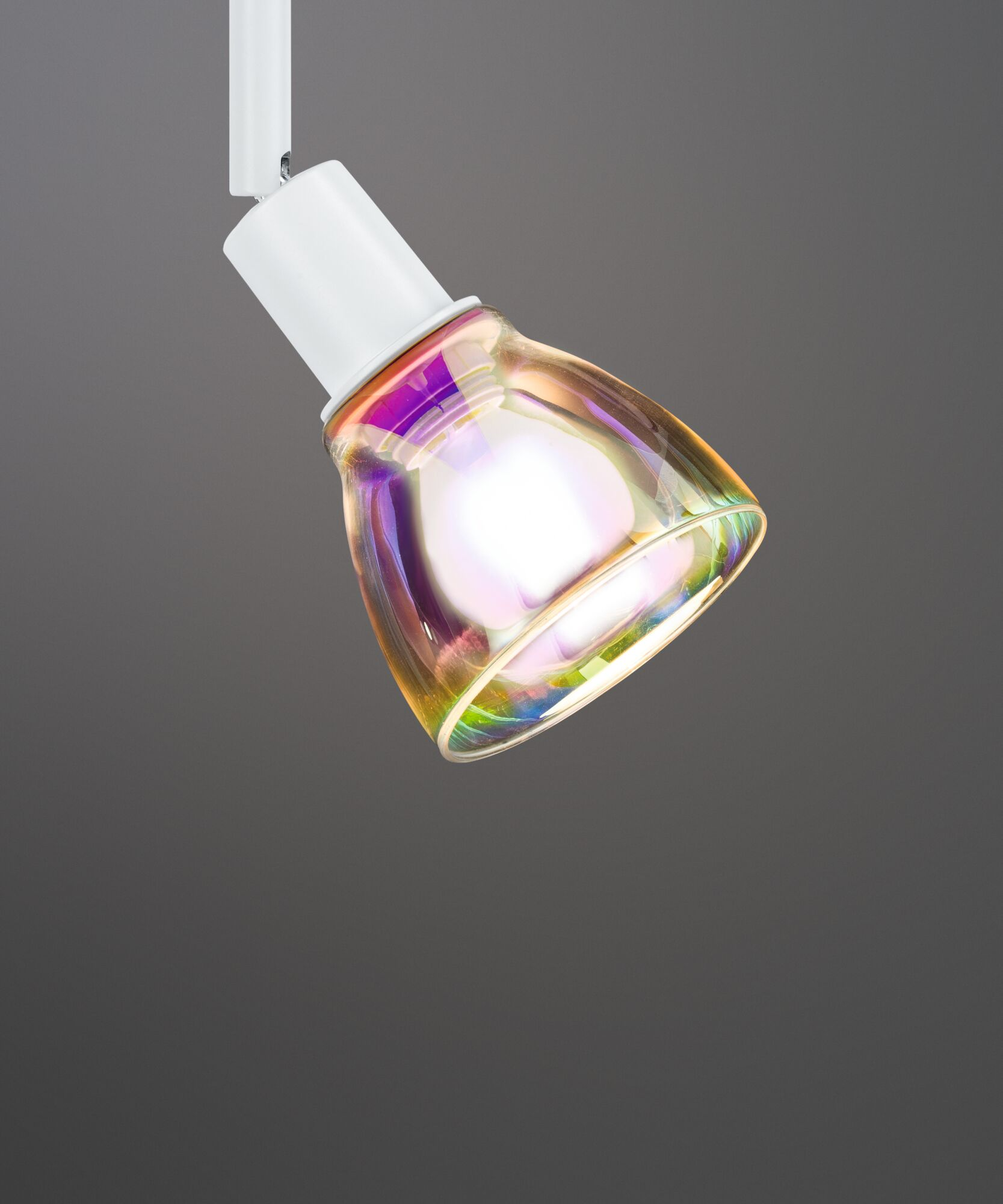 Eine weiße Lampe mit einem schillernden Glaslampenschirm vor grauem Hintergrund.